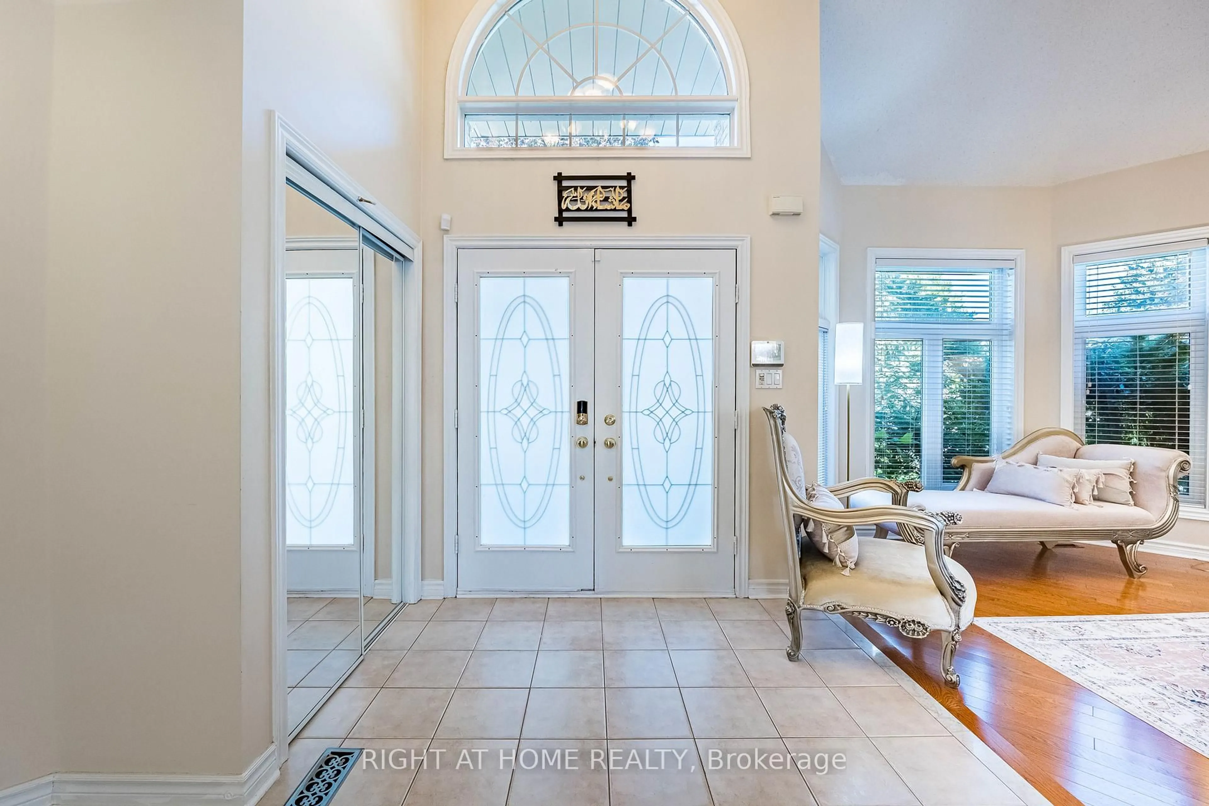 Indoor entryway for 2204 Carpenters Circ, Oakville Ontario L6M 3C7