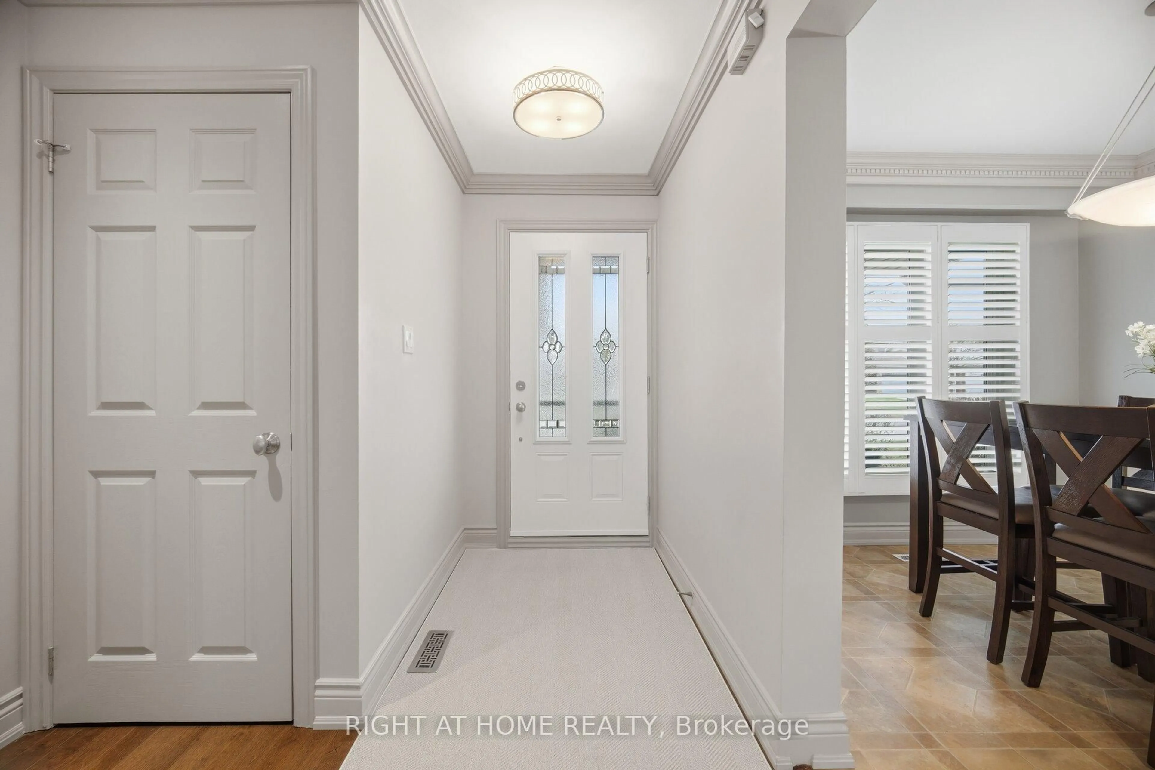 Indoor entryway for 6360 Atherly Cres, Mississauga Ontario L5N 2J2