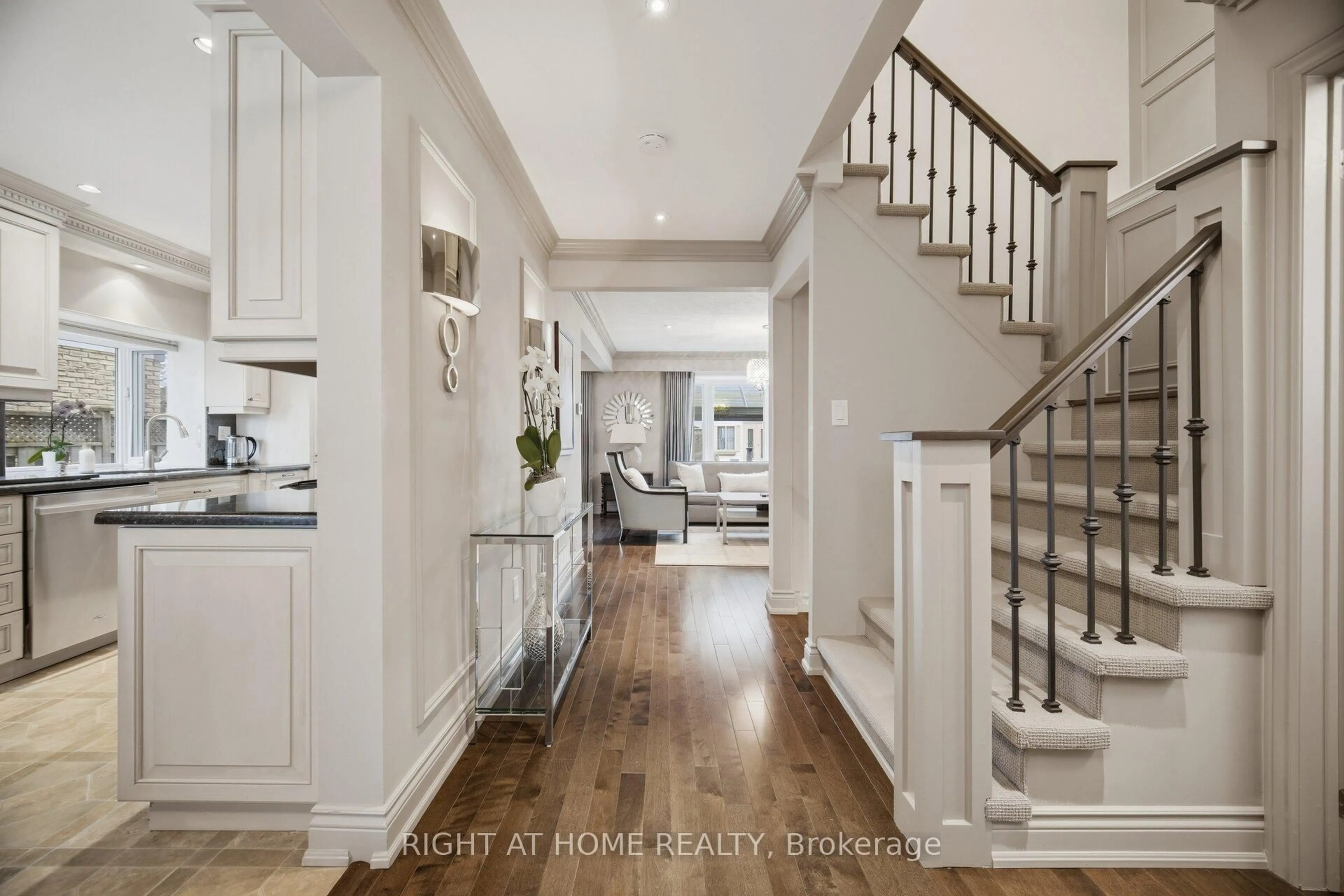 Indoor entryway for 6360 Atherly Cres, Mississauga Ontario L5N 2J2