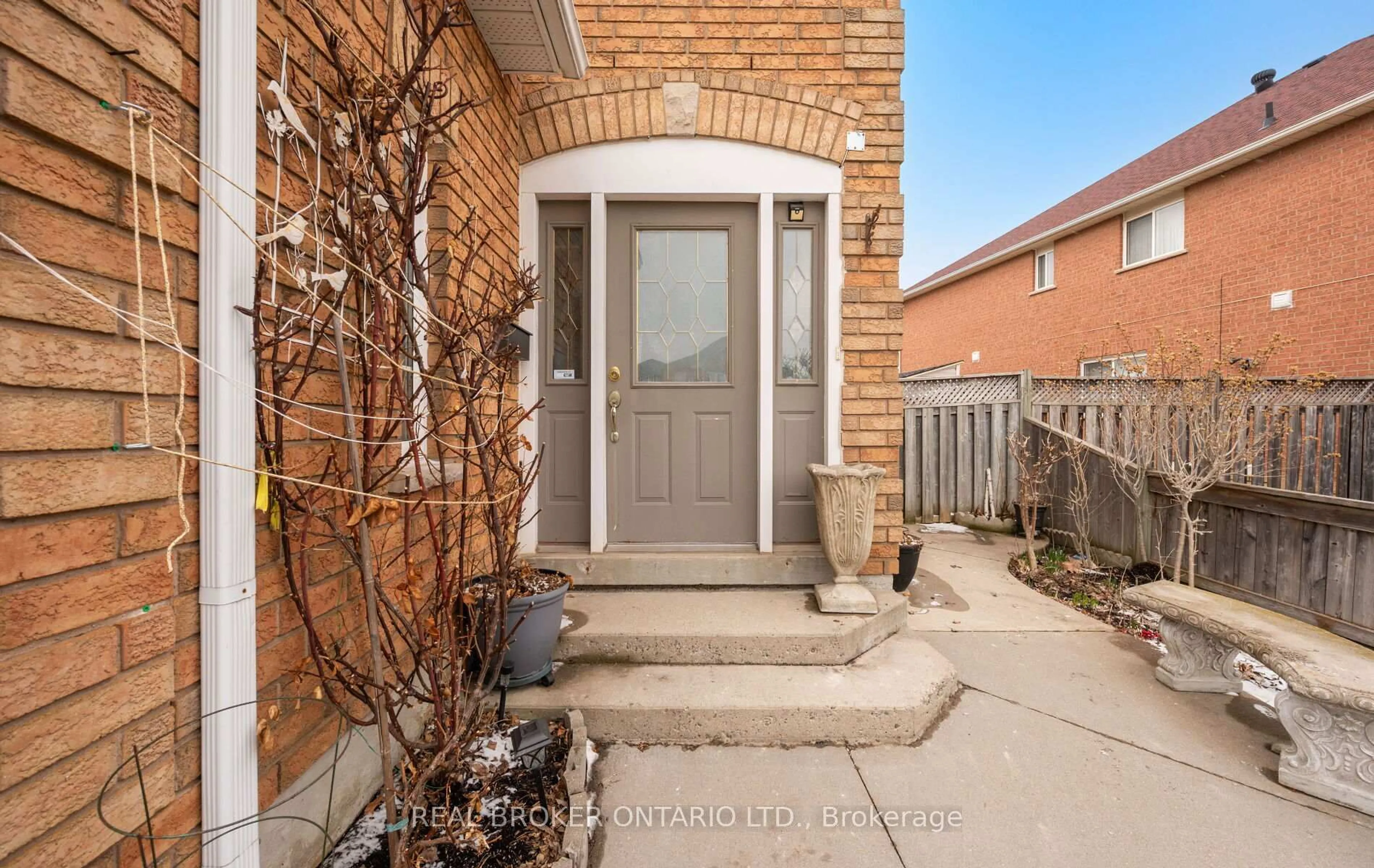 Indoor entryway for 204 Tiller Tr, Brampton Ontario L6X 4T1