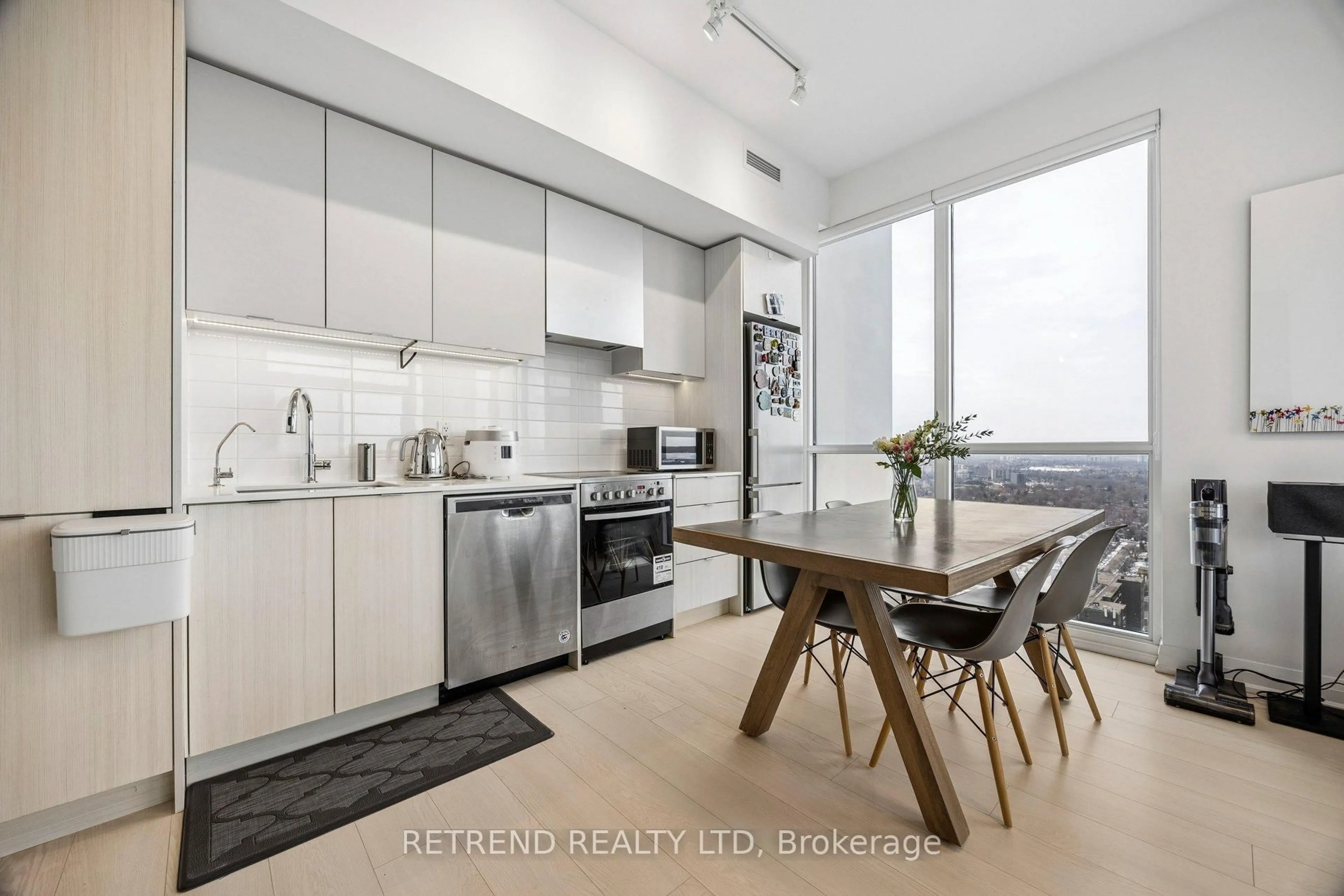 Open concept kitchen, unknown for 30 Gibbs Rd #3302, Toronto Ontario M9B 0E4