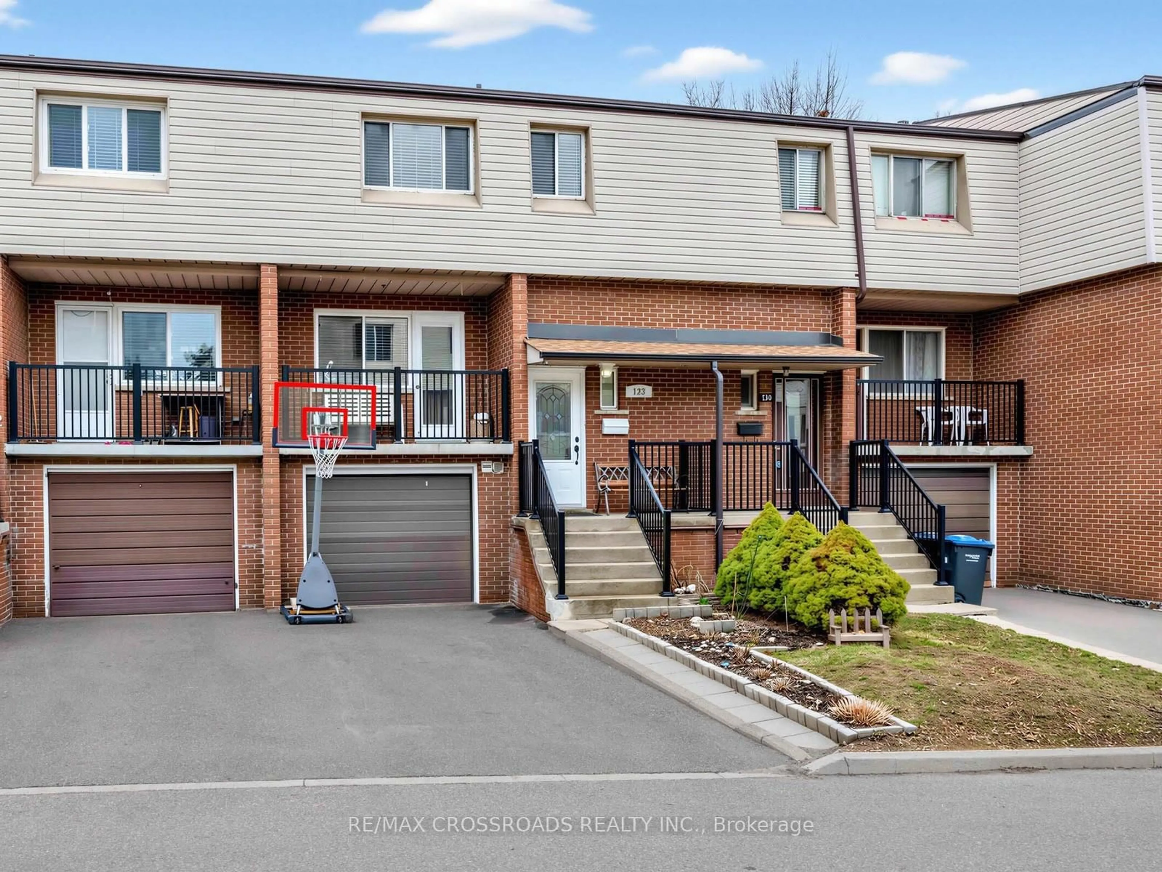 A pic from outside/outdoor area/front of a property/back of a property/a pic from drone, street for 3175 Kirwin Ave #133, Mississauga Ontario L5A 3M4