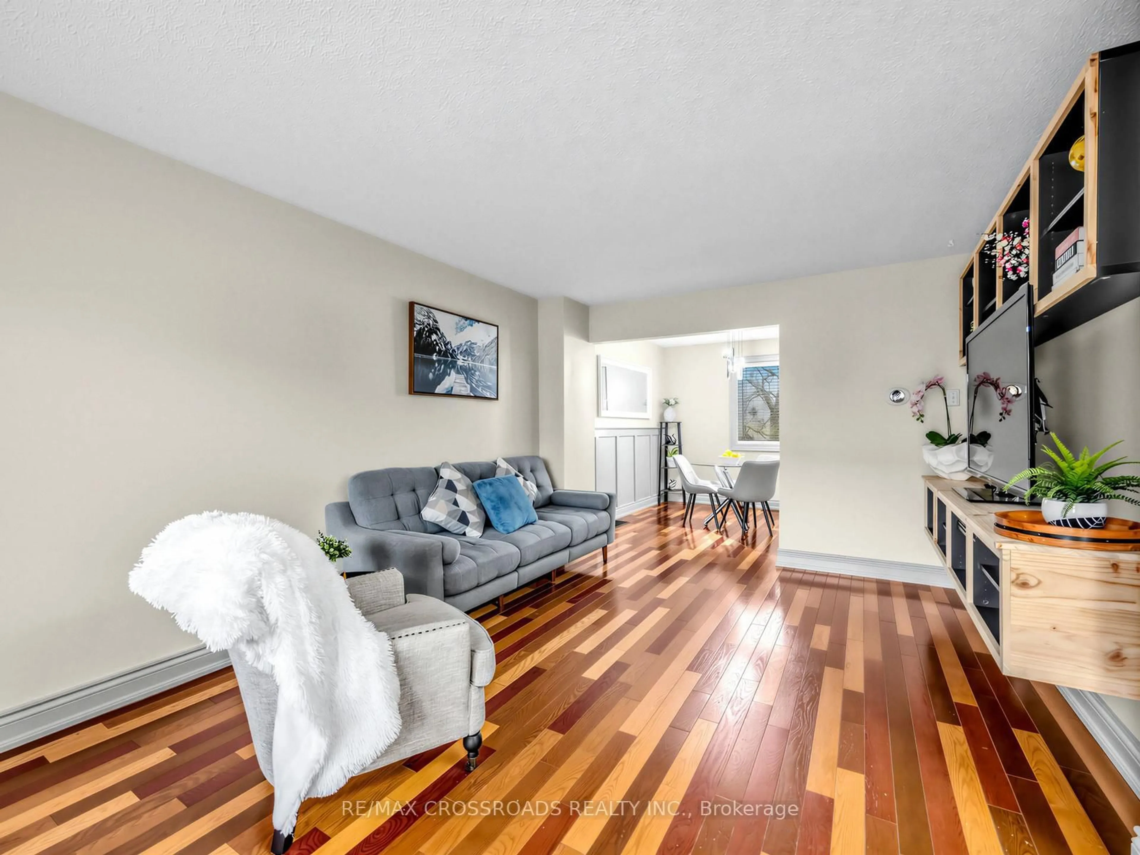 Living room with furniture, wood/laminate floor for 3175 Kirwin Ave #133, Mississauga Ontario L5A 3M4