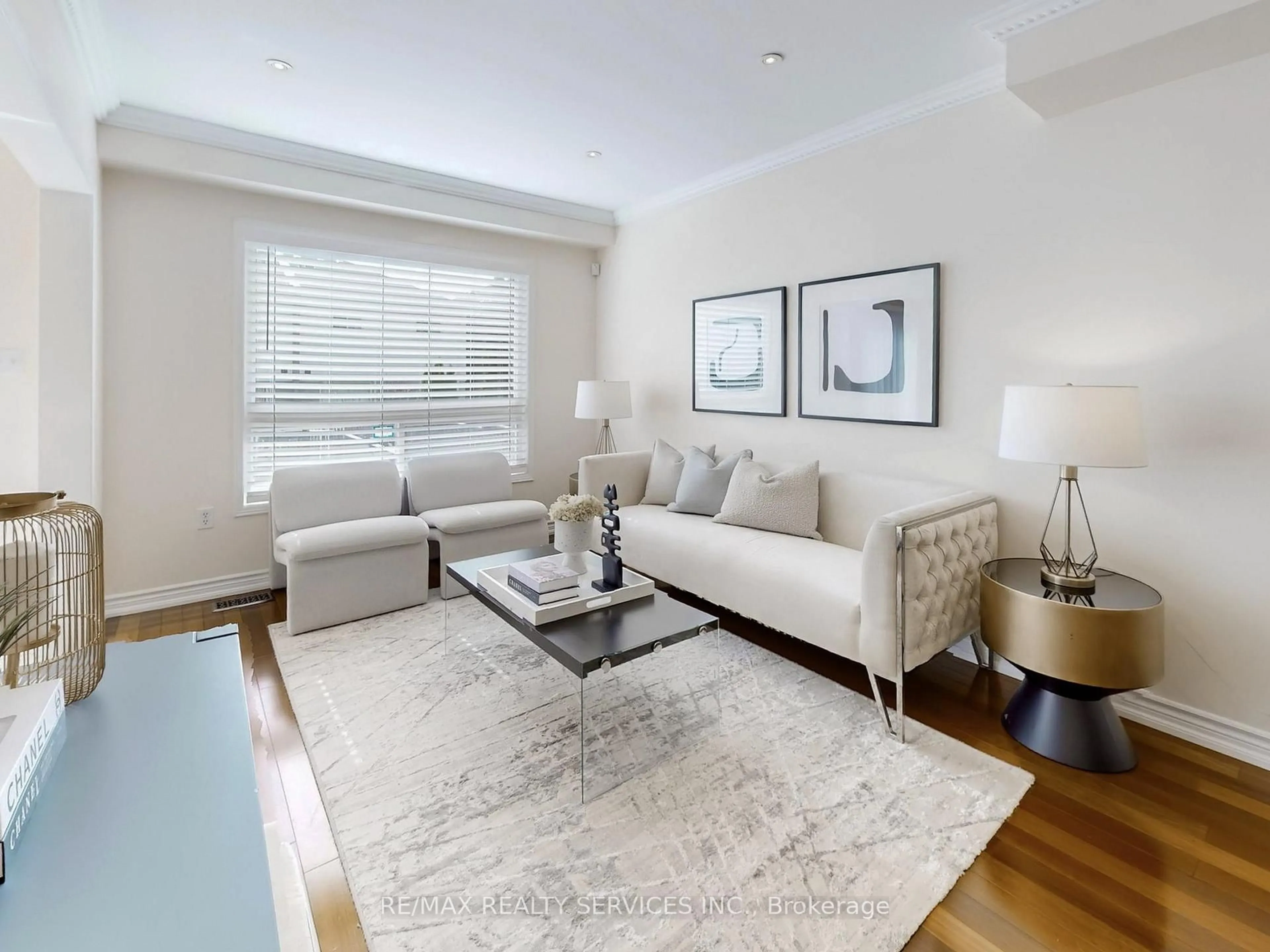 Living room with furniture, unknown for 6169 Rowers Cres, Mississauga Ontario L5V 3A1