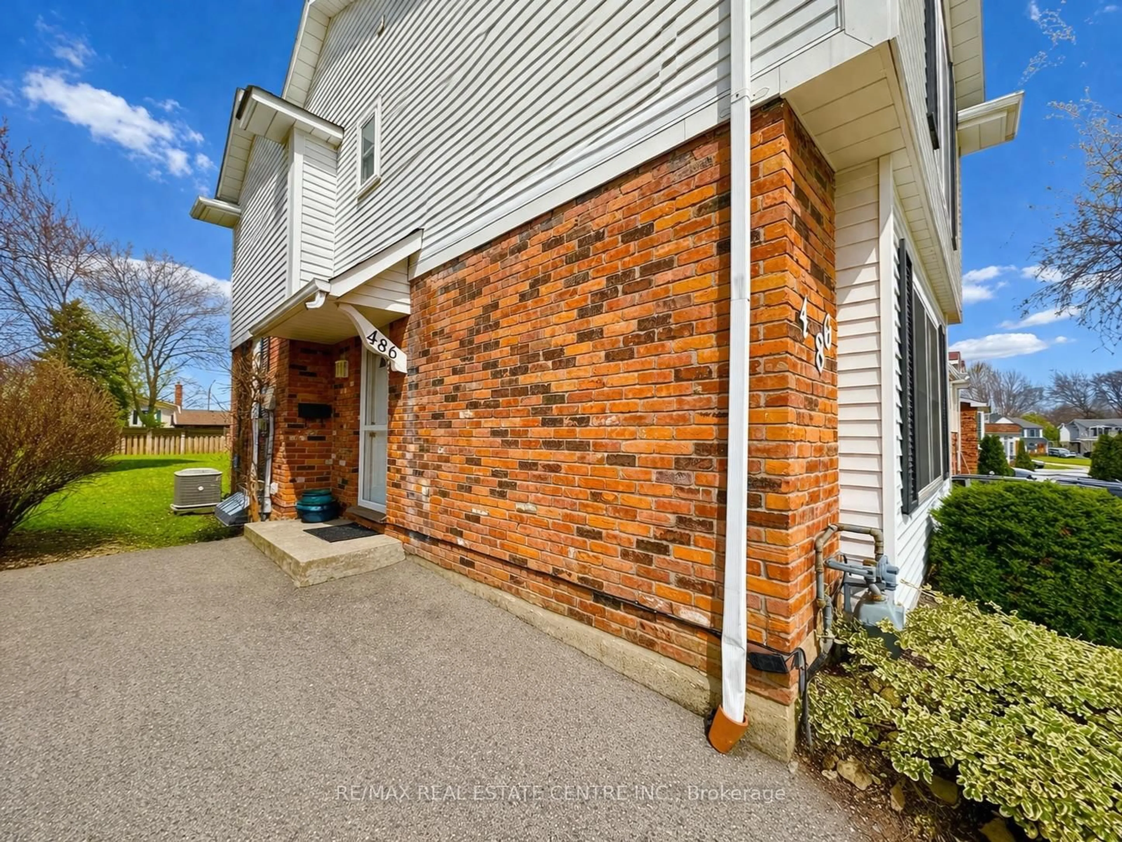 Home with brick exterior material, street for 486 Galedowns Crt, Mississauga Ontario L5A 3H9