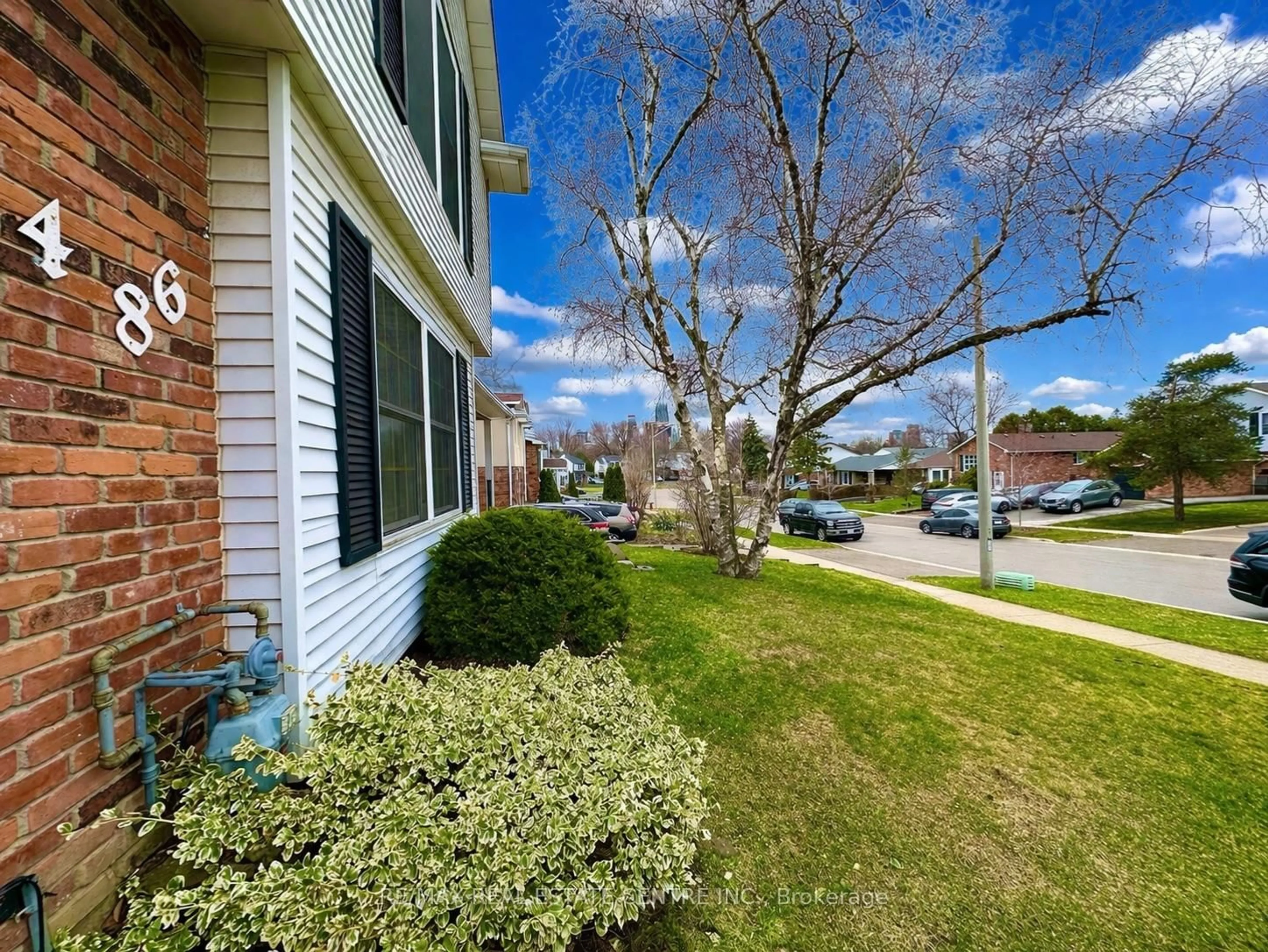 A pic from outside/outdoor area/front of a property/back of a property/a pic from drone, street for 486 Galedowns Crt, Mississauga Ontario L5A 3H9