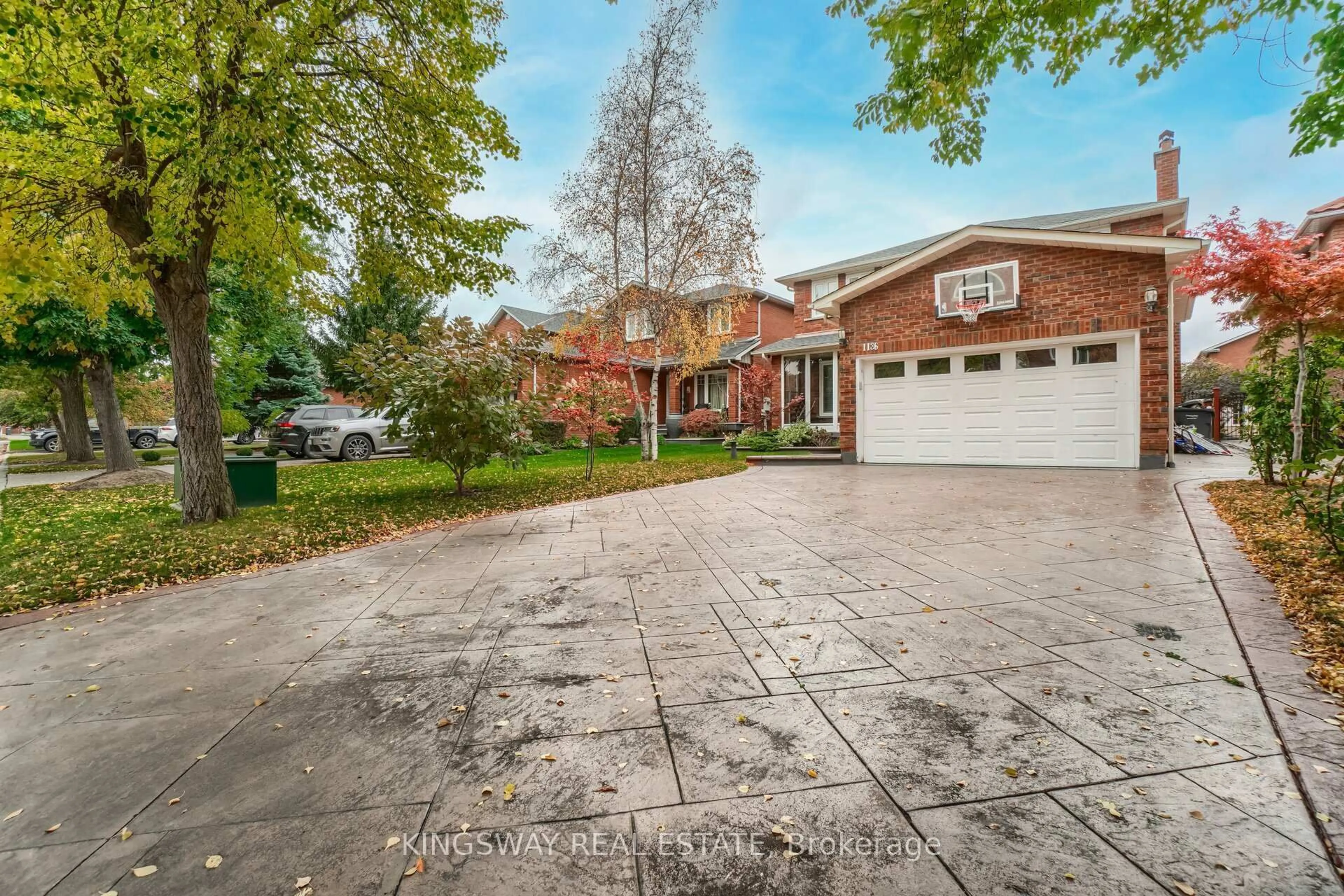 Home with brick exterior material, street for 1136 Springwater Cres, Mississauga Ontario L5V 1G3