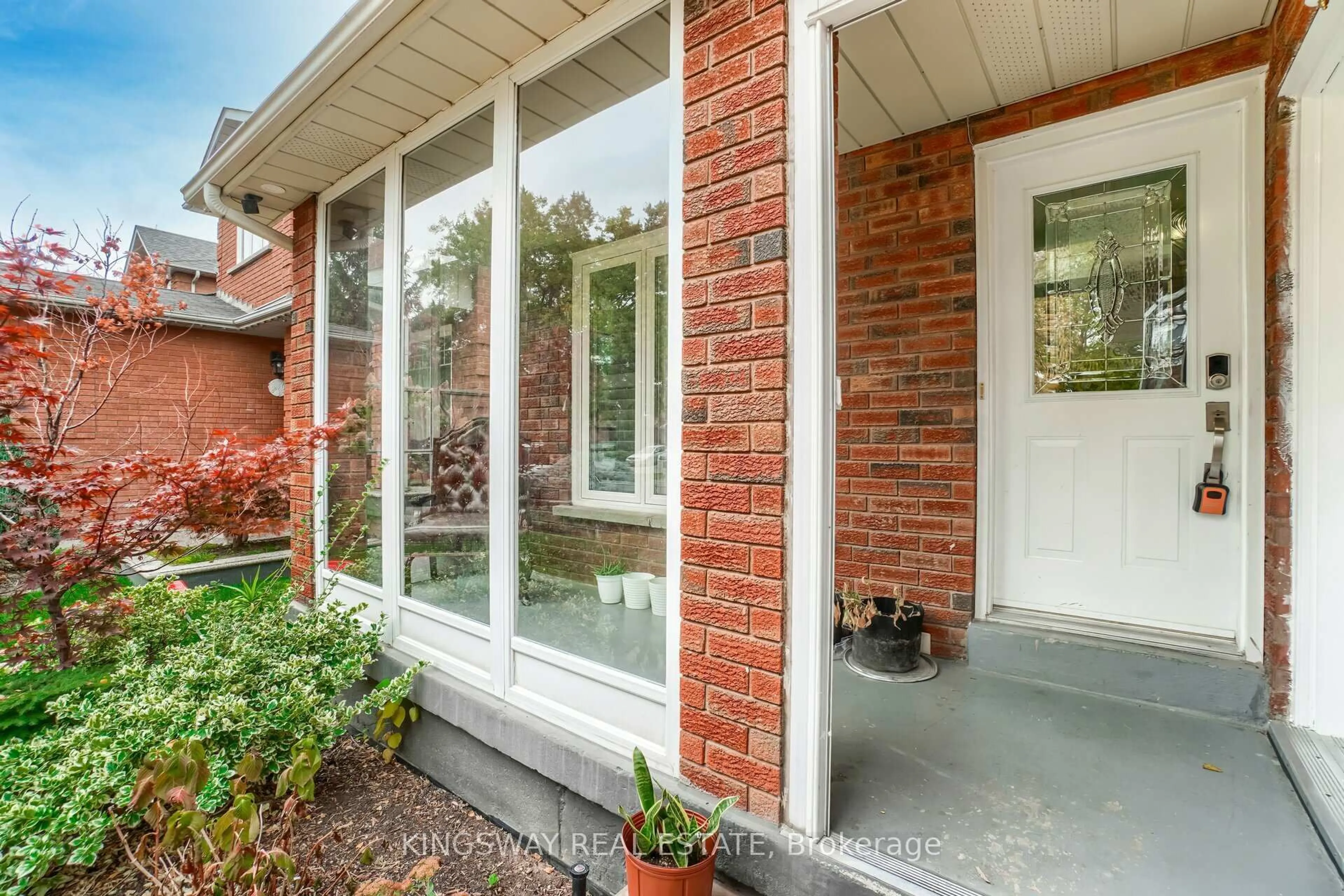 Home with brick exterior material, street for 1136 Springwater Cres, Mississauga Ontario L5V 1G3