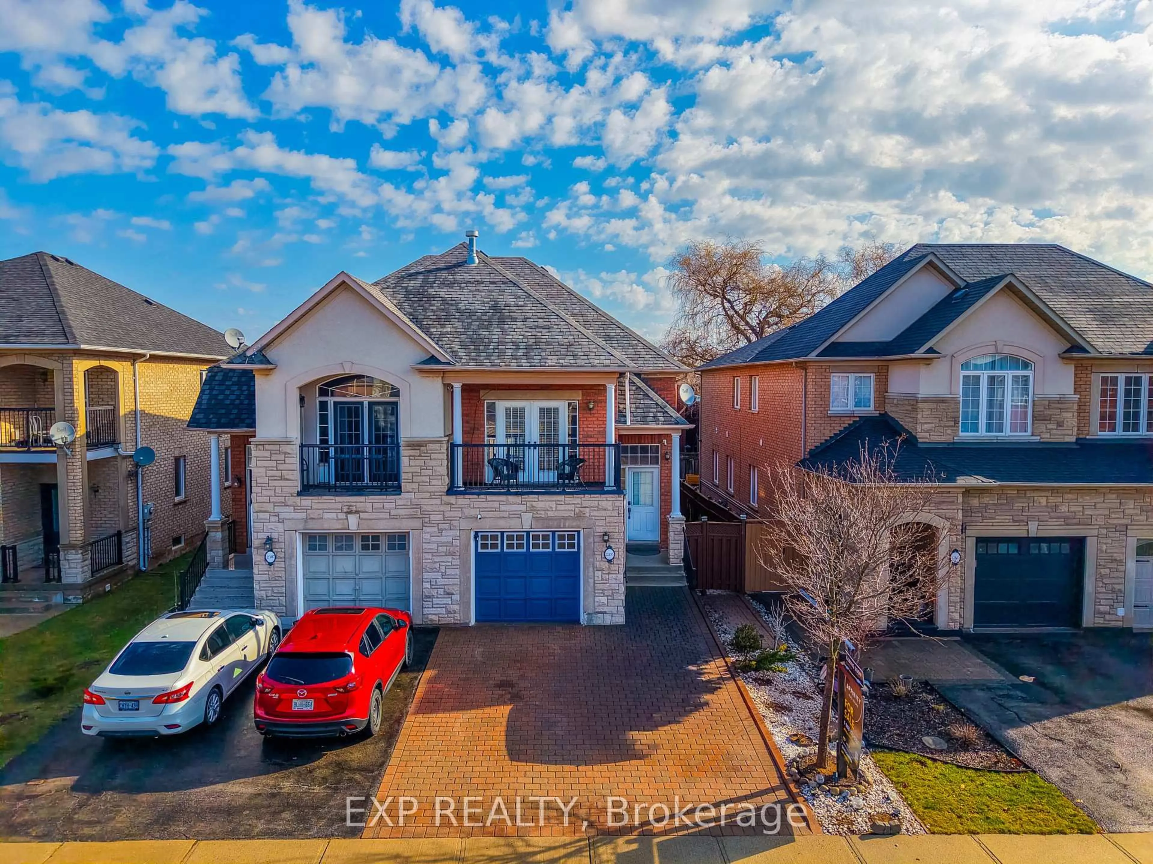 A pic from outside/outdoor area/front of a property/back of a property/a pic from drone, street for 2305 Newcastle Cres, Oakville Ontario L6M 4P5