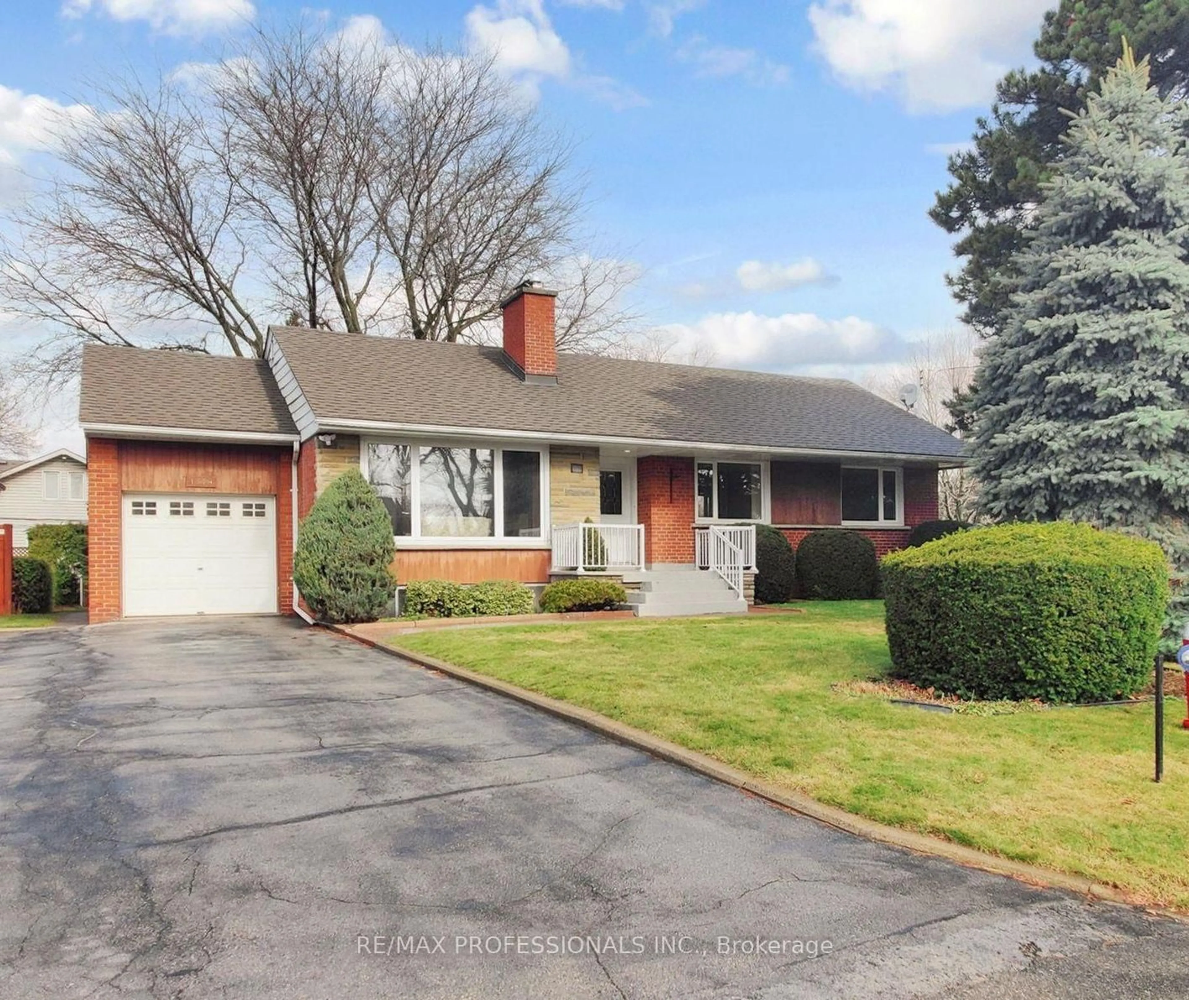 Home with brick exterior material, street for 1579 Liveoak Dr, Mississauga Ontario L5E 2X5