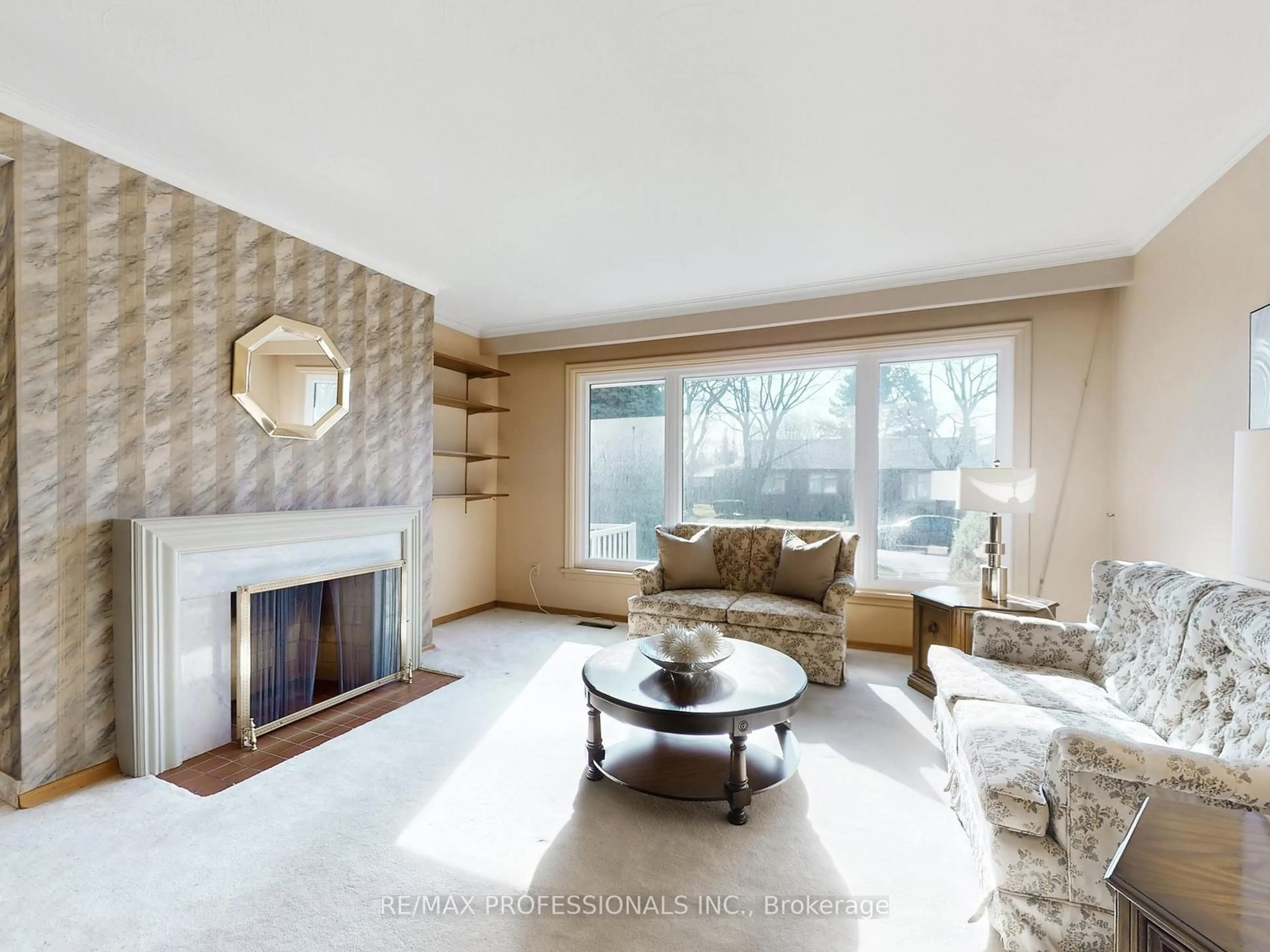 Living room with furniture, unknown for 1579 Liveoak Dr, Mississauga Ontario L5E 2X5