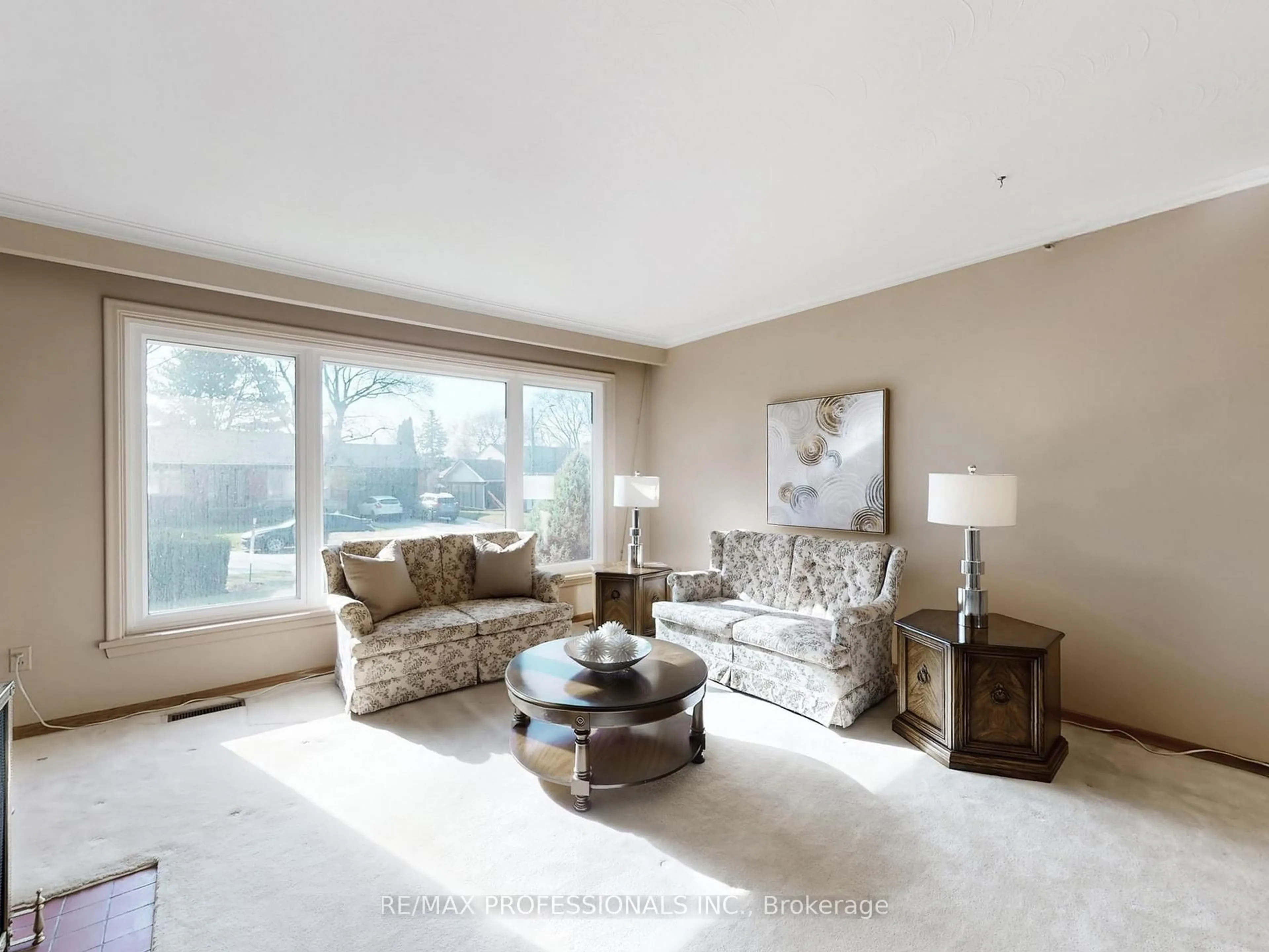 Living room with furniture, unknown for 1579 Liveoak Dr, Mississauga Ontario L5E 2X5