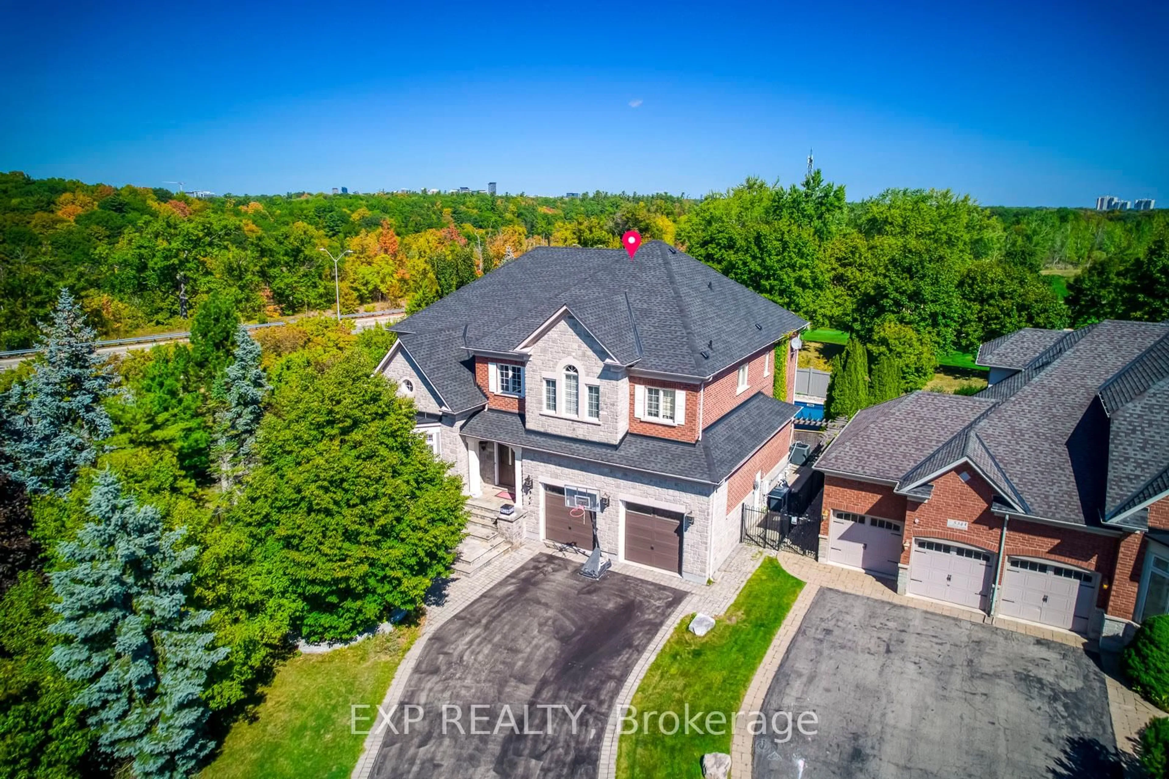 A pic from outside/outdoor area/front of a property/back of a property/a pic from drone, unknown for 530 Golfview Crt, Oakville Ontario L6M 4W6