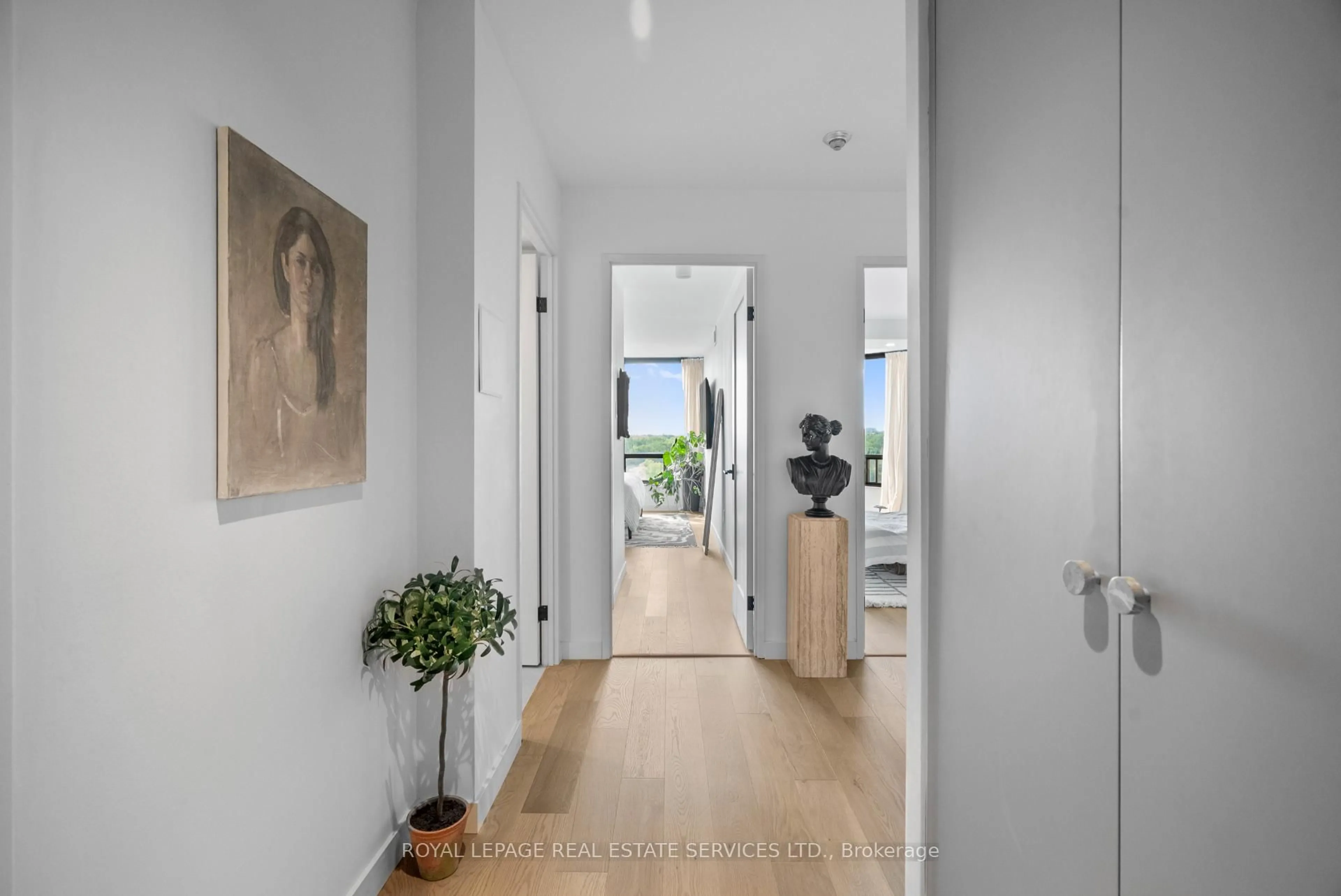 Indoor entryway for 1320 Islington Ave #1005, Toronto Ontario M9A 5C6