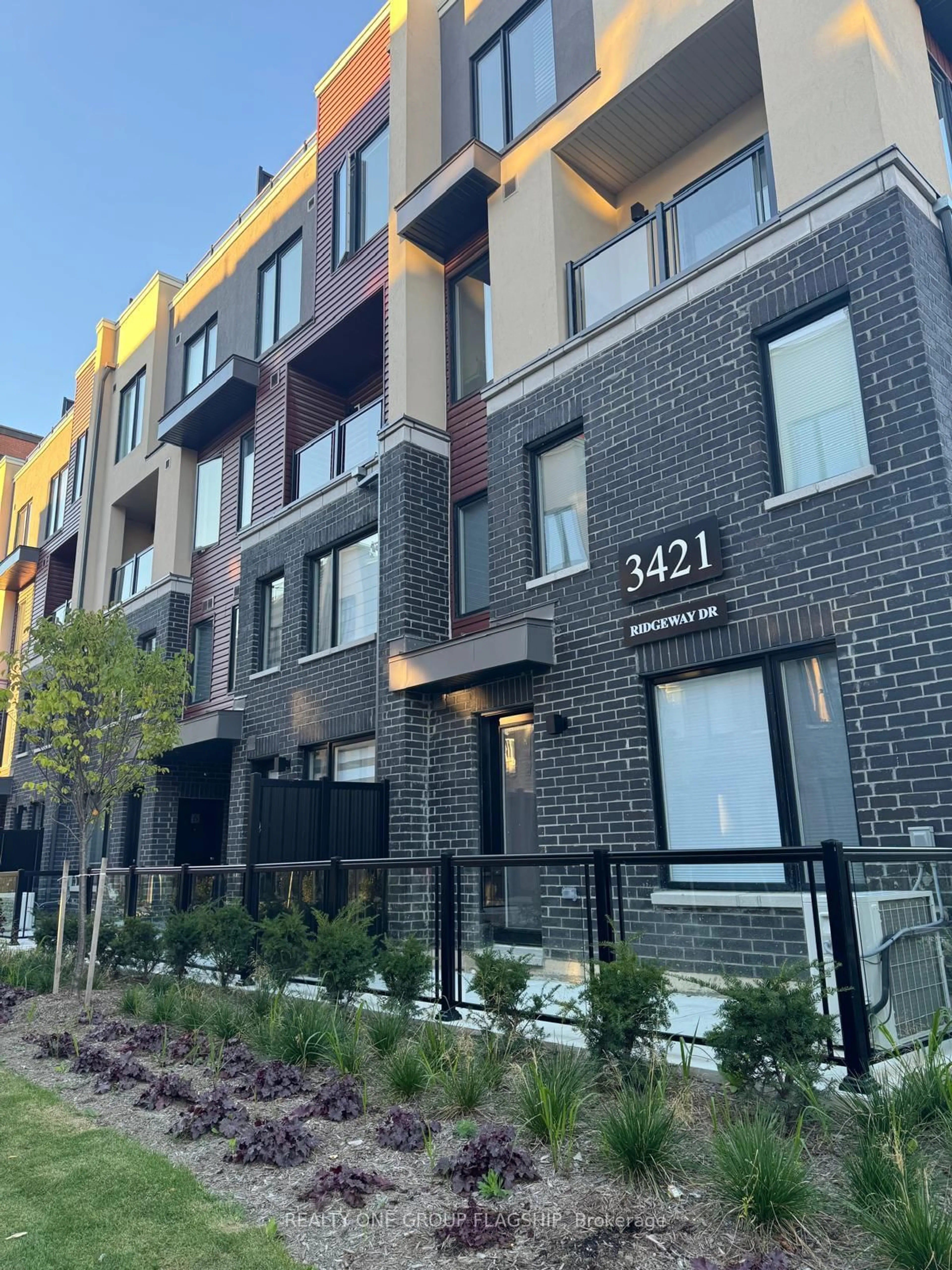 Home with brick exterior material, street for 3421 Ridgeway Dr #11, Mississauga Ontario L5L 5T3