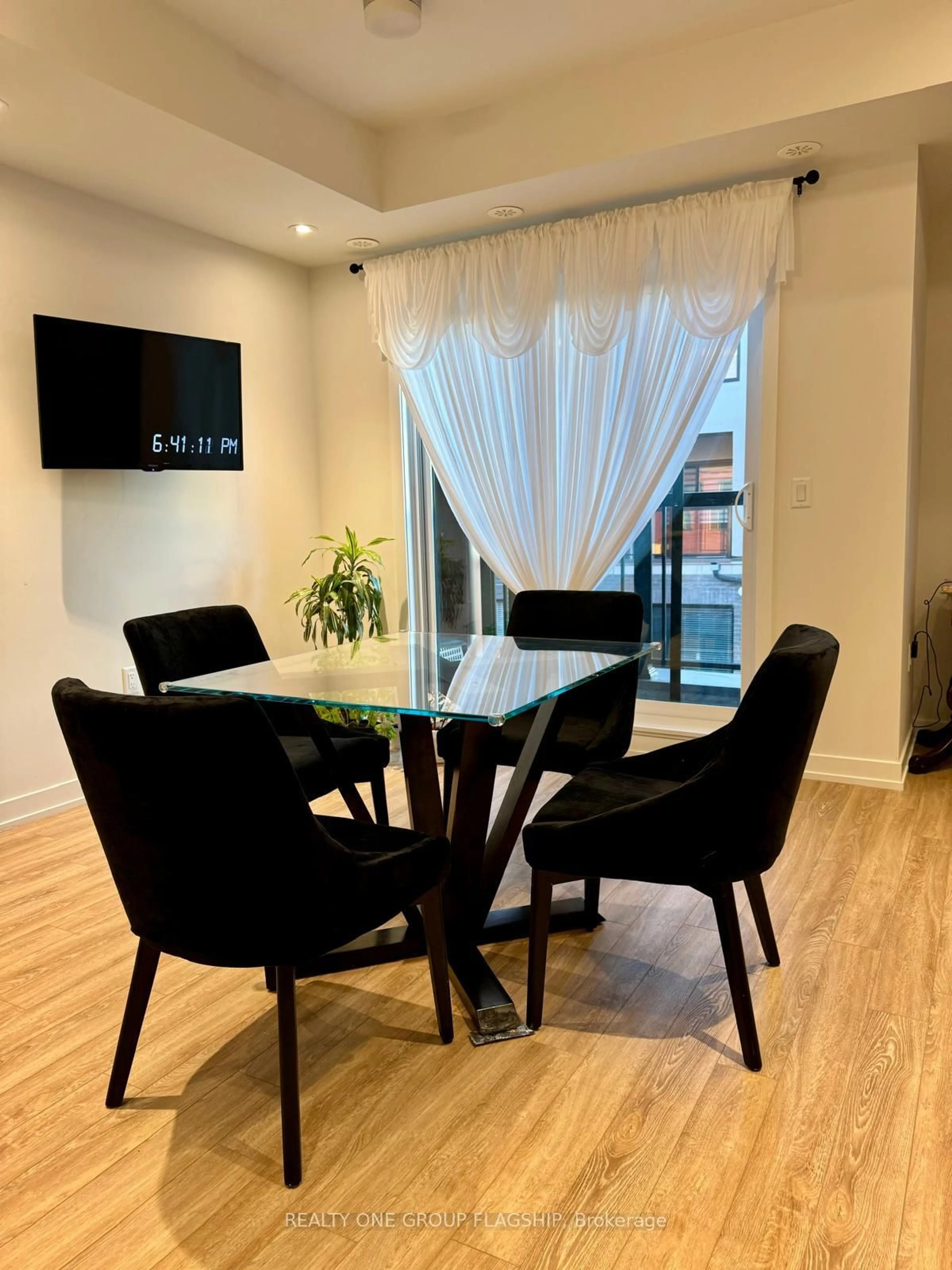 Dining room, wood/laminate floor for 3421 Ridgeway Dr #11, Mississauga Ontario L5L 5T3