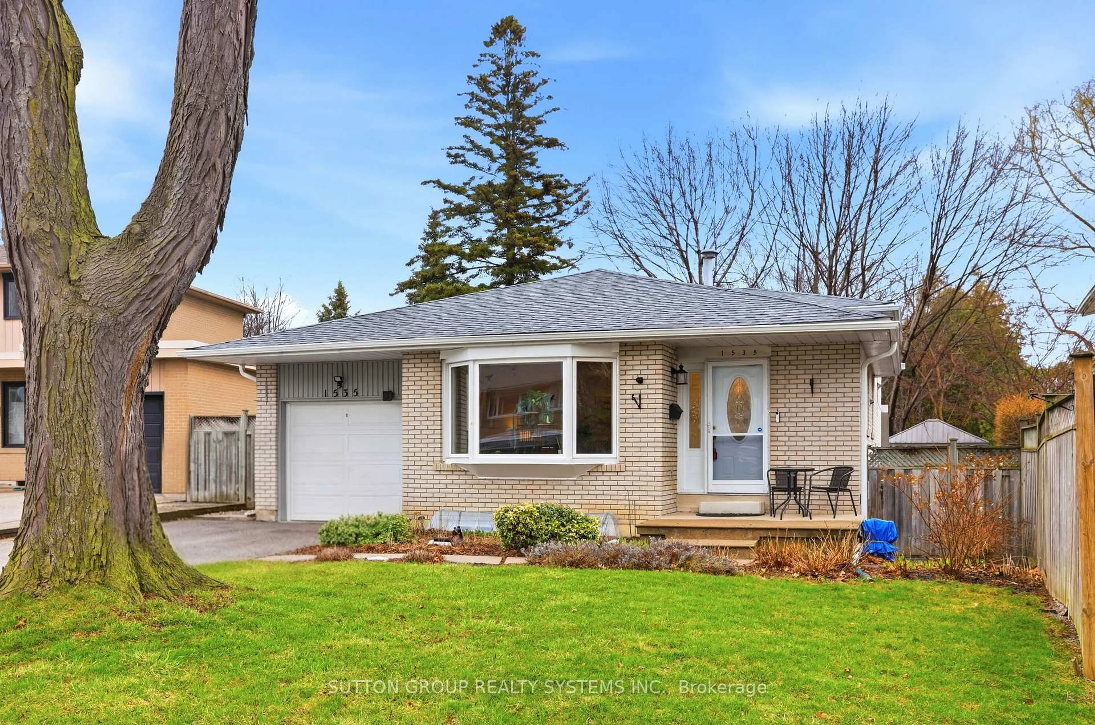 Home with vinyl exterior material, street for 1535 Thetford Crt, Mississauga Ontario L5J 3N2