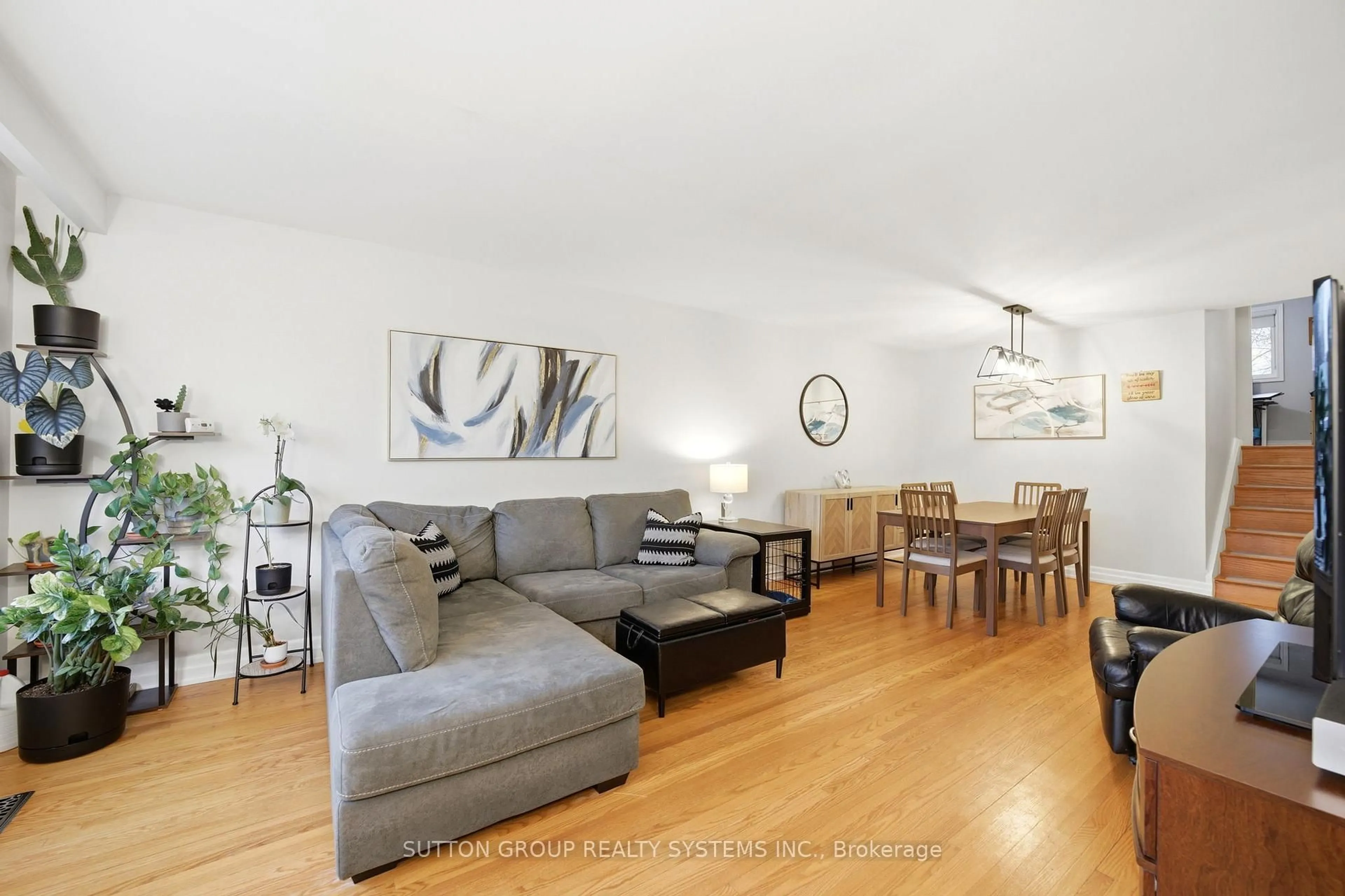 Living room with furniture, unknown for 1535 Thetford Crt, Mississauga Ontario L5J 3N2