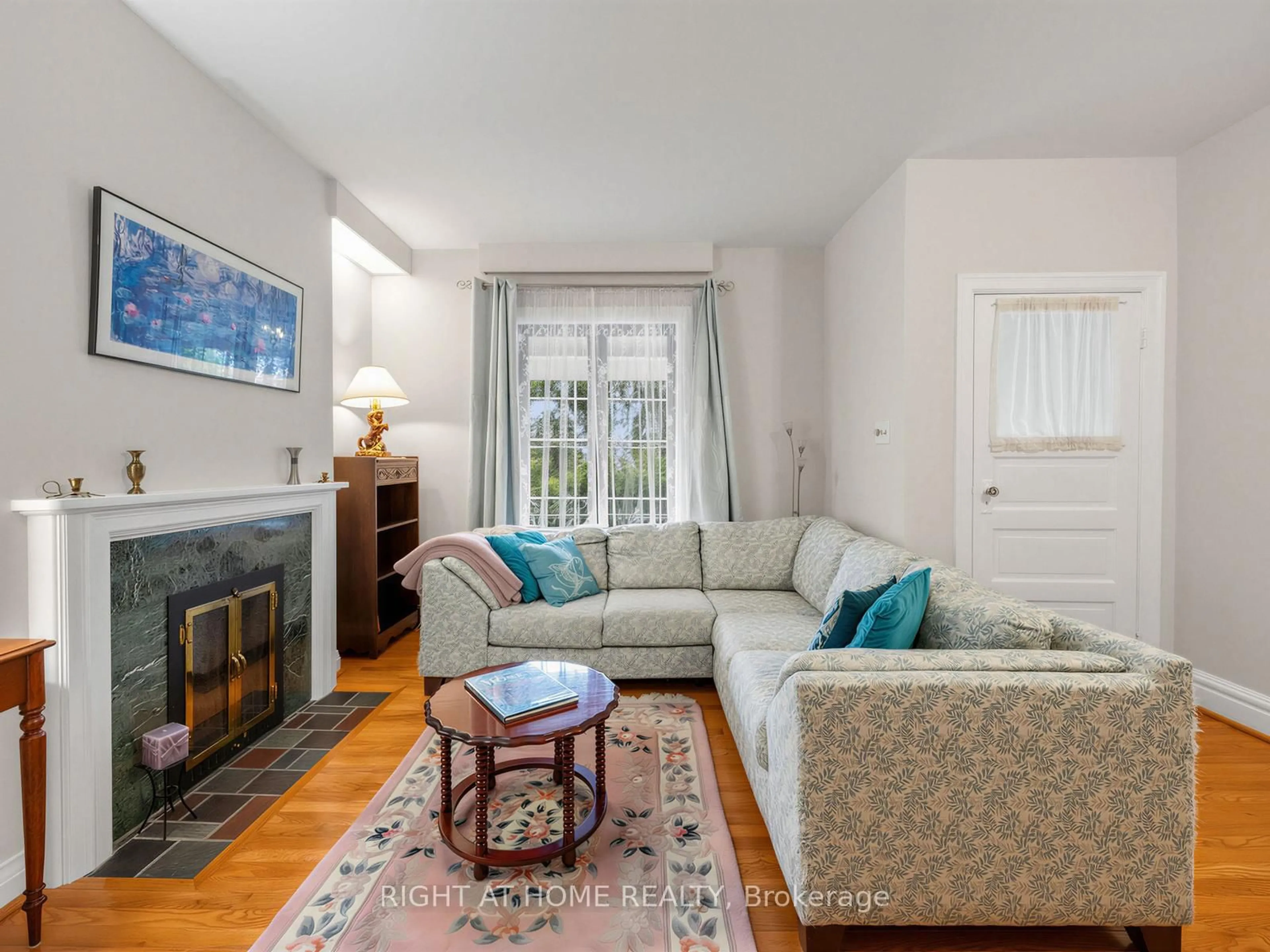 Living room with furniture, unknown for 84 Shanly St, Toronto Ontario M6H 1S7