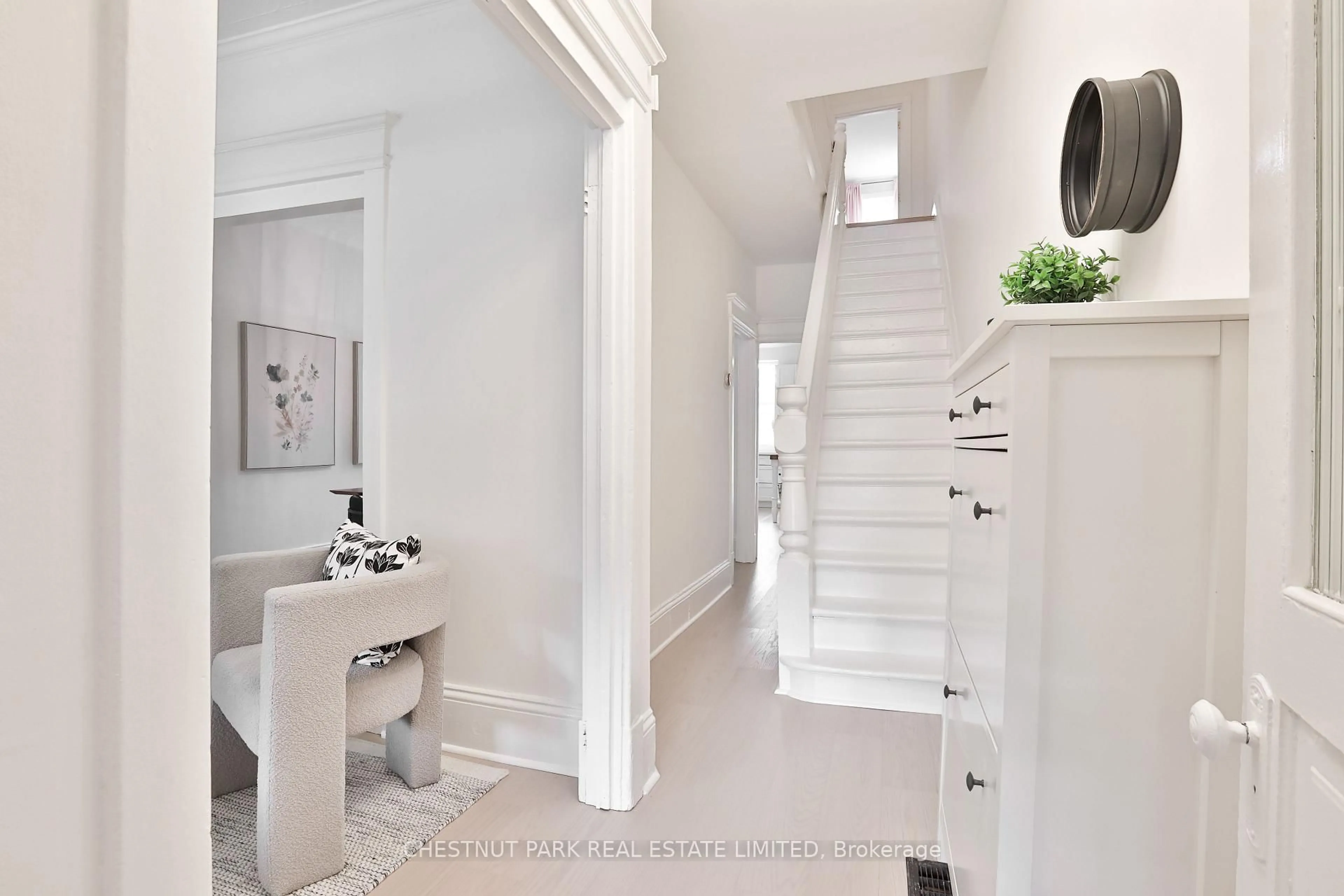 Indoor entryway for 560 Gladstone Ave, Toronto Ontario M6H 3J2