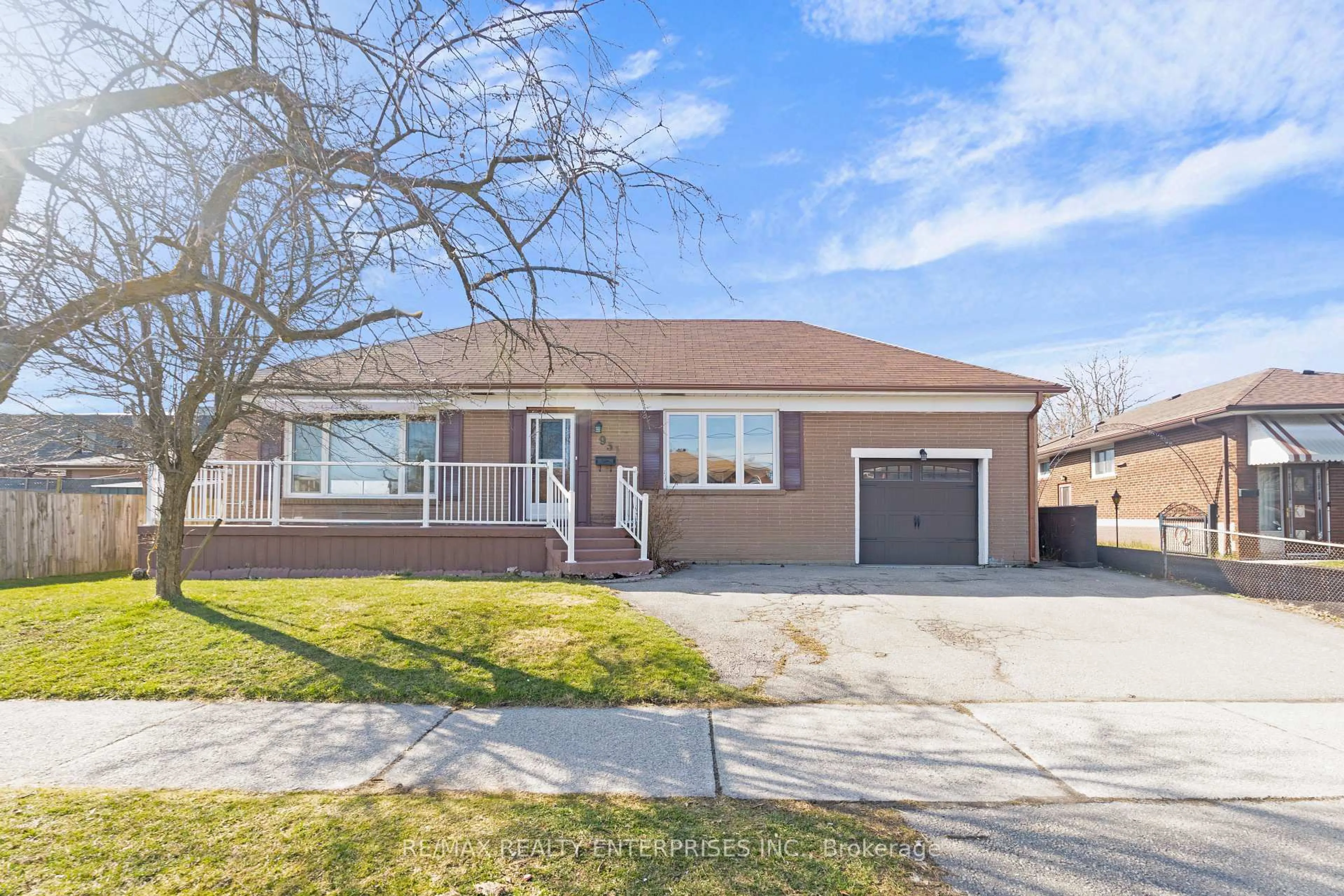 Home with brick exterior material, street for 951 Atwater Ave, Mississauga Ontario L5E 1M4