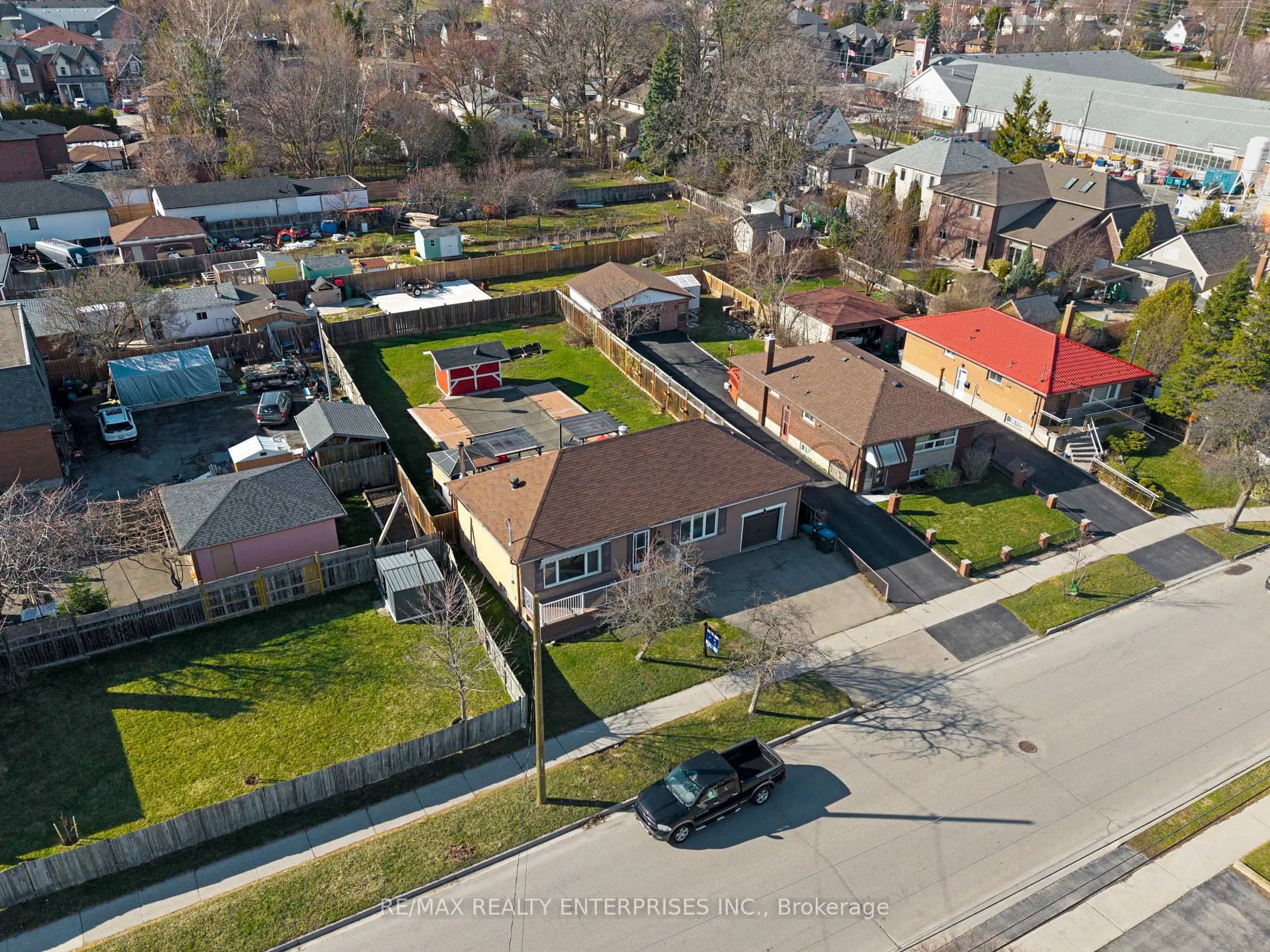 A pic from outside/outdoor area/front of a property/back of a property/a pic from drone, street for 951 Atwater Ave, Mississauga Ontario L5E 1M4