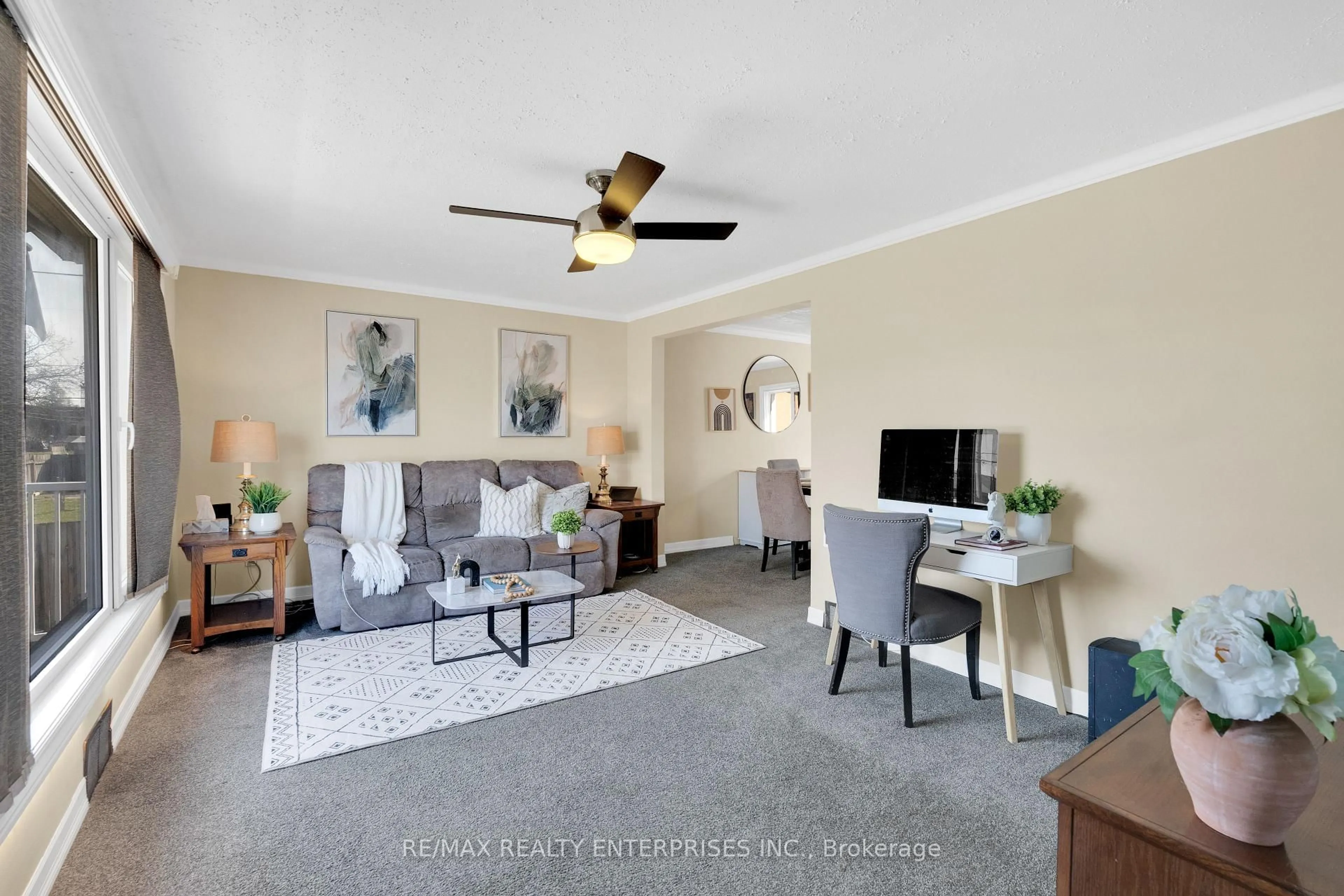 Living room with furniture, unknown for 951 Atwater Ave, Mississauga Ontario L5E 1M4