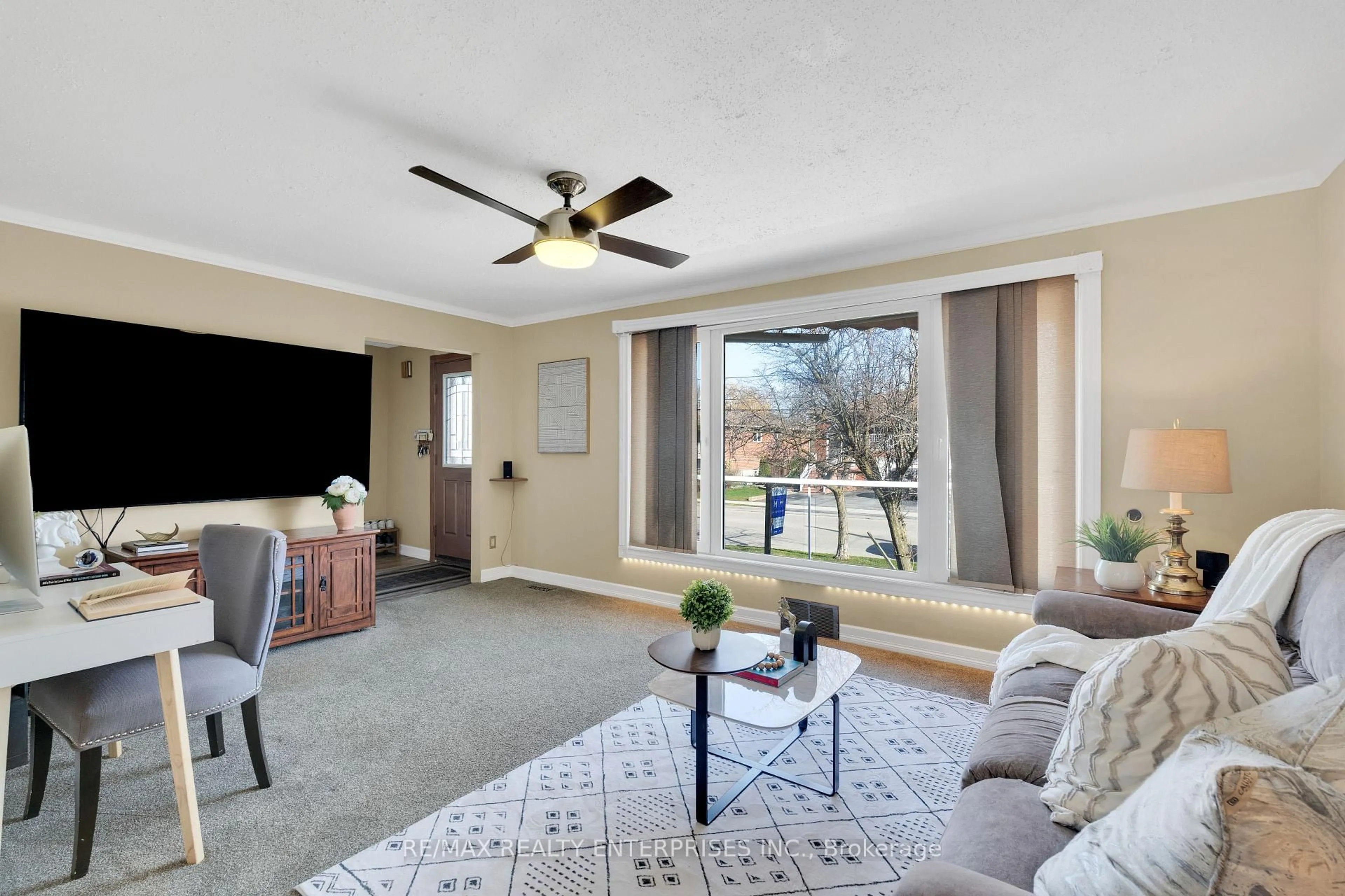 Living room with furniture, unknown for 951 Atwater Ave, Mississauga Ontario L5E 1M4