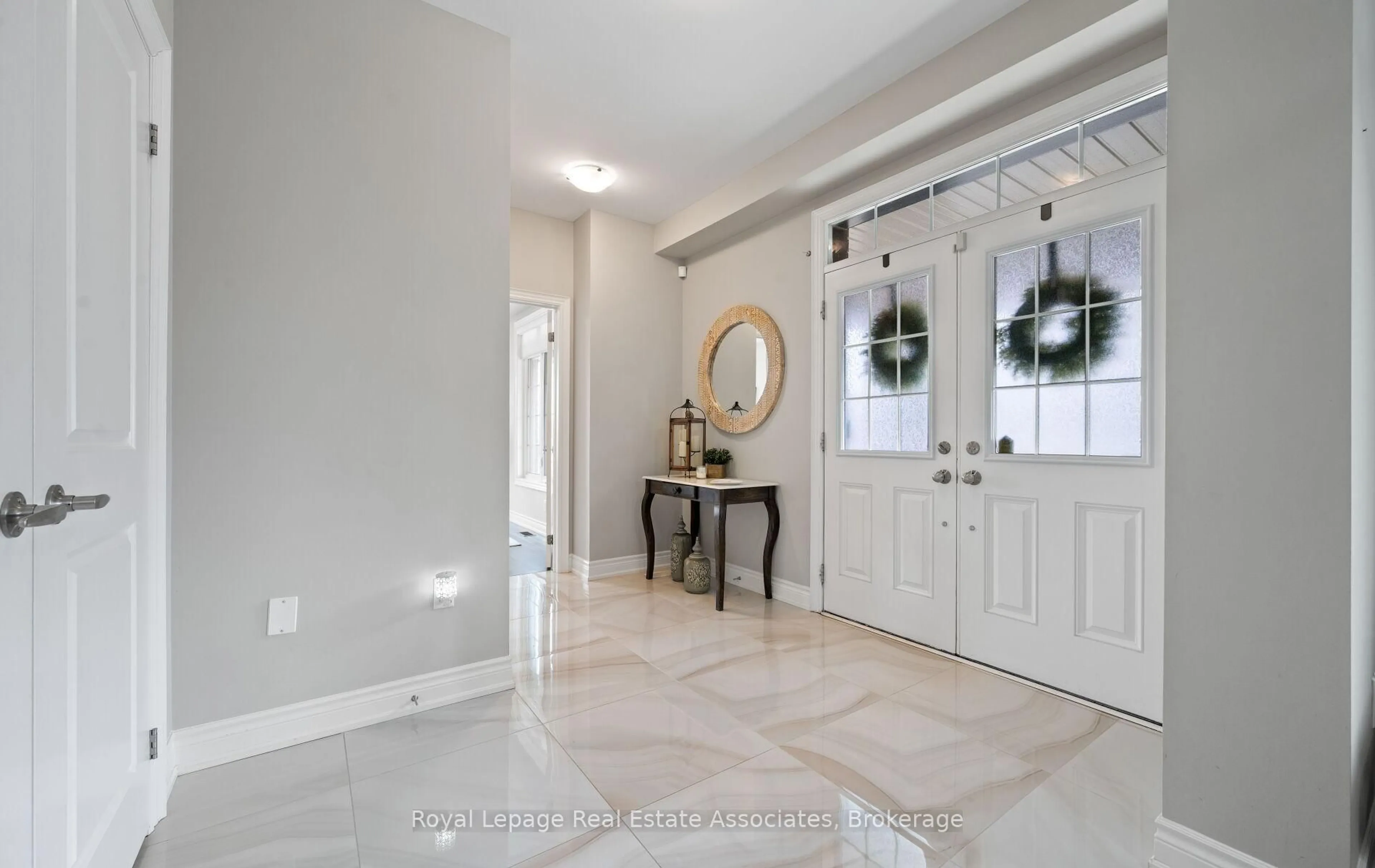 Indoor entryway for 1285 Raspberry Terr, Milton Ontario L9E 1N2
