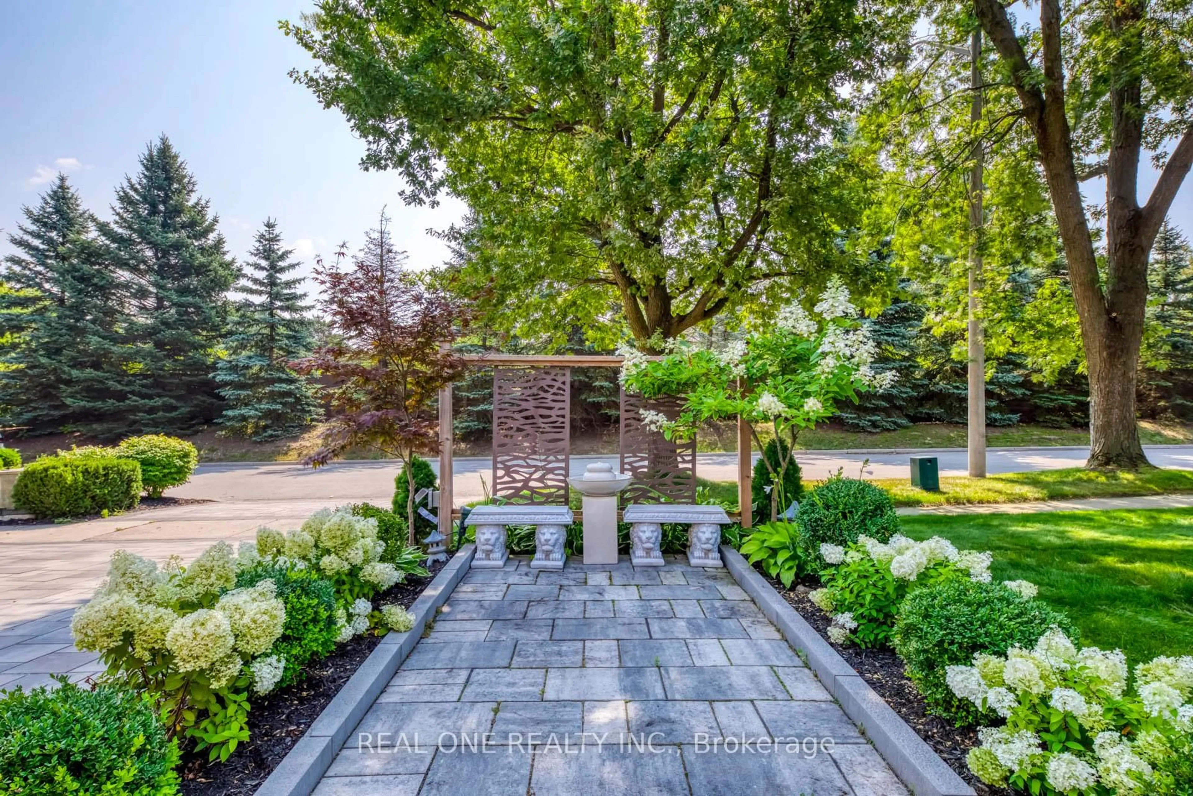 Patio, street for 1005 Fair Birch Dr, Mississauga Ontario L5H 1M4