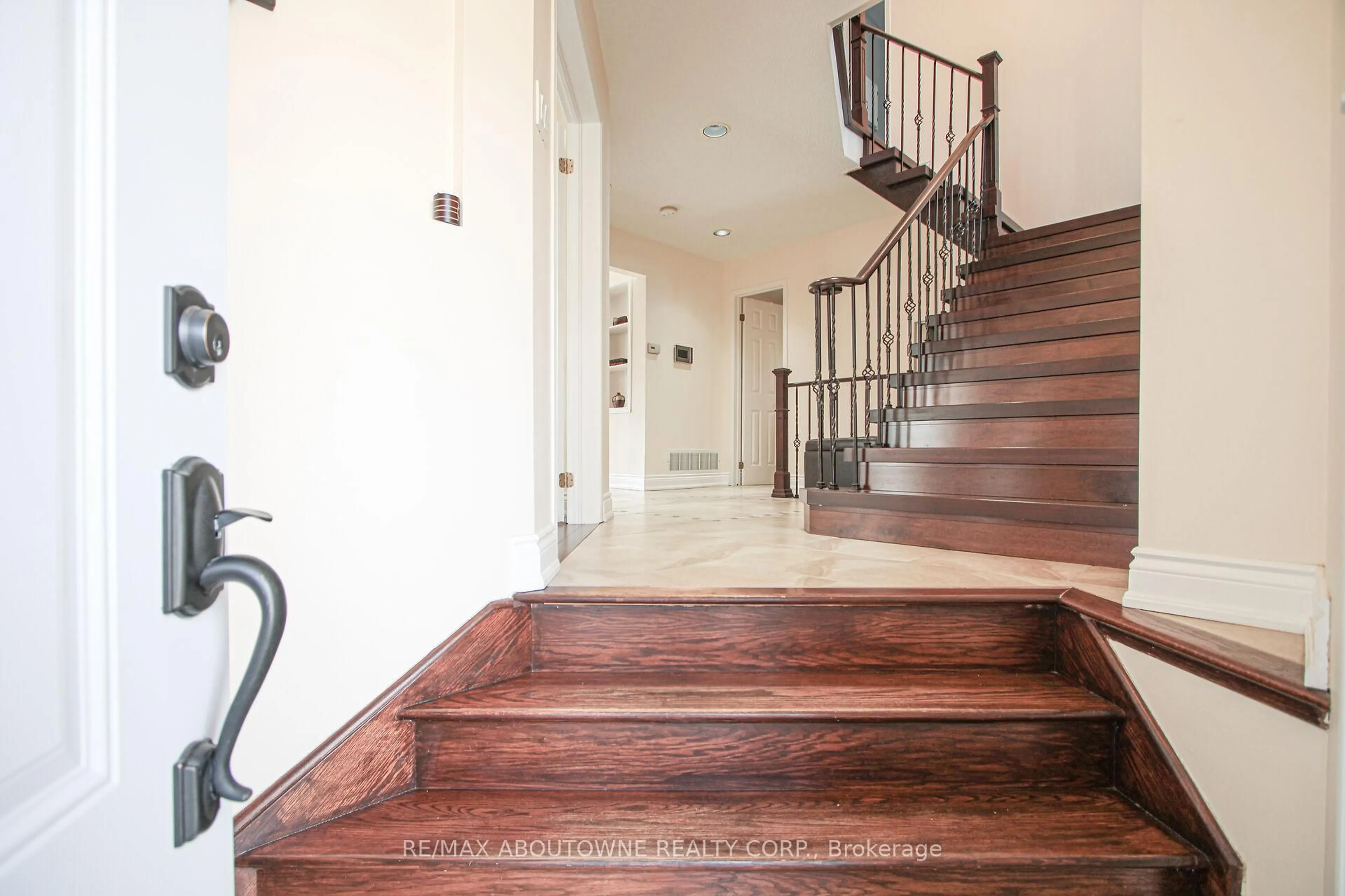 Indoor entryway for 2216 NORFOLK Dr, Oakville Ontario L6H 6H4