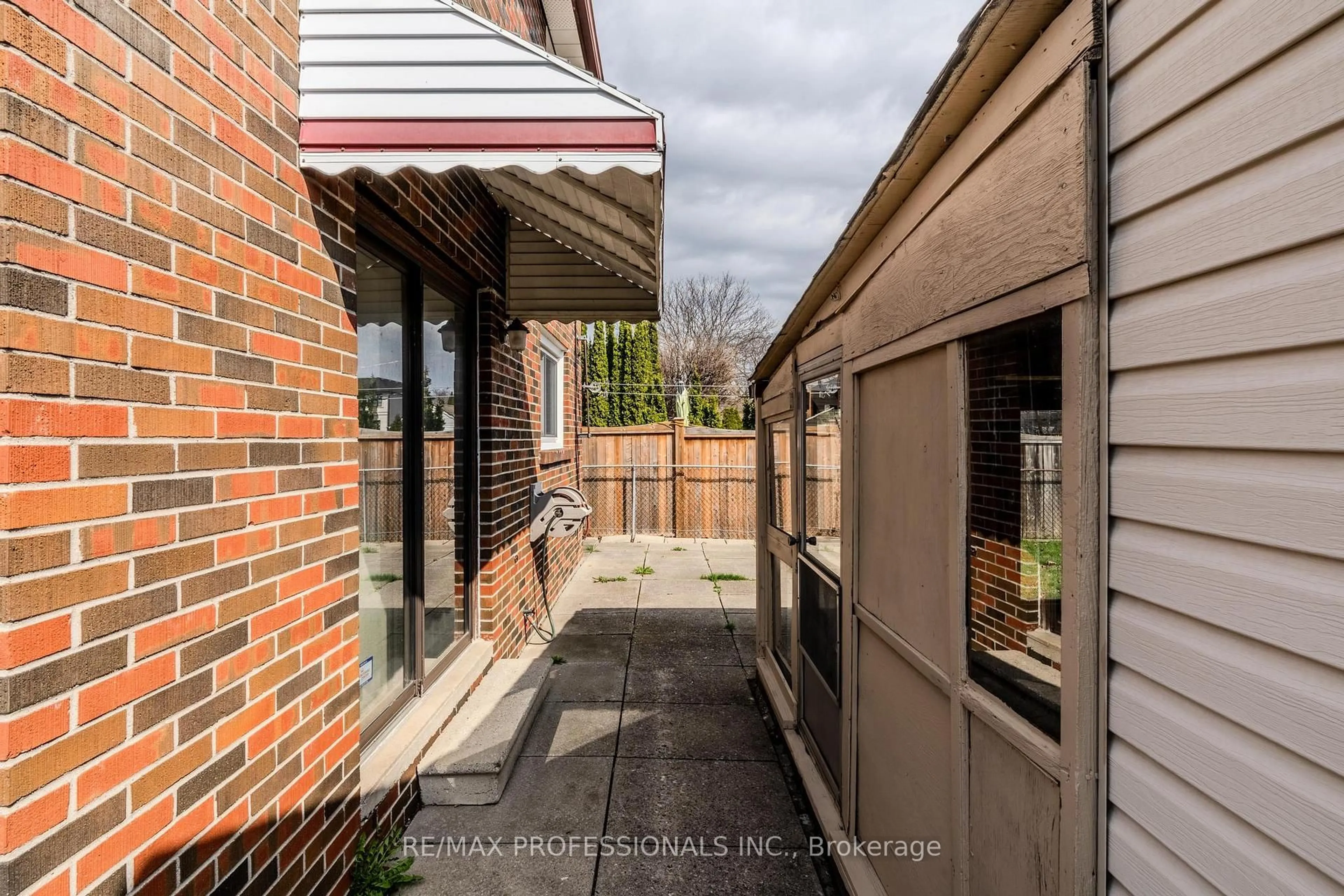 A pic from outside/outdoor area/front of a property/back of a property/a pic from drone, street for 45 Chartwell Rd, Toronto Ontario M8Z 4E9