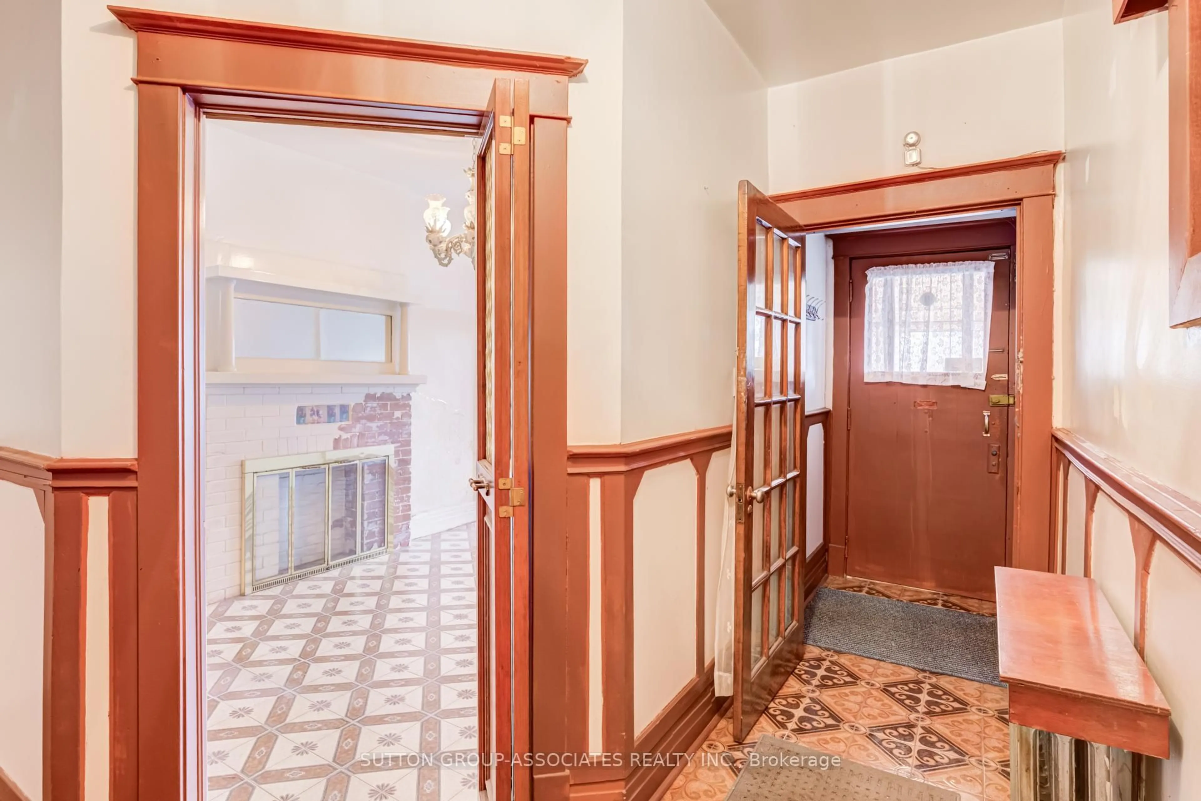 Indoor foyer for 97 Pendrith St, Toronto Ontario M6G 1R8