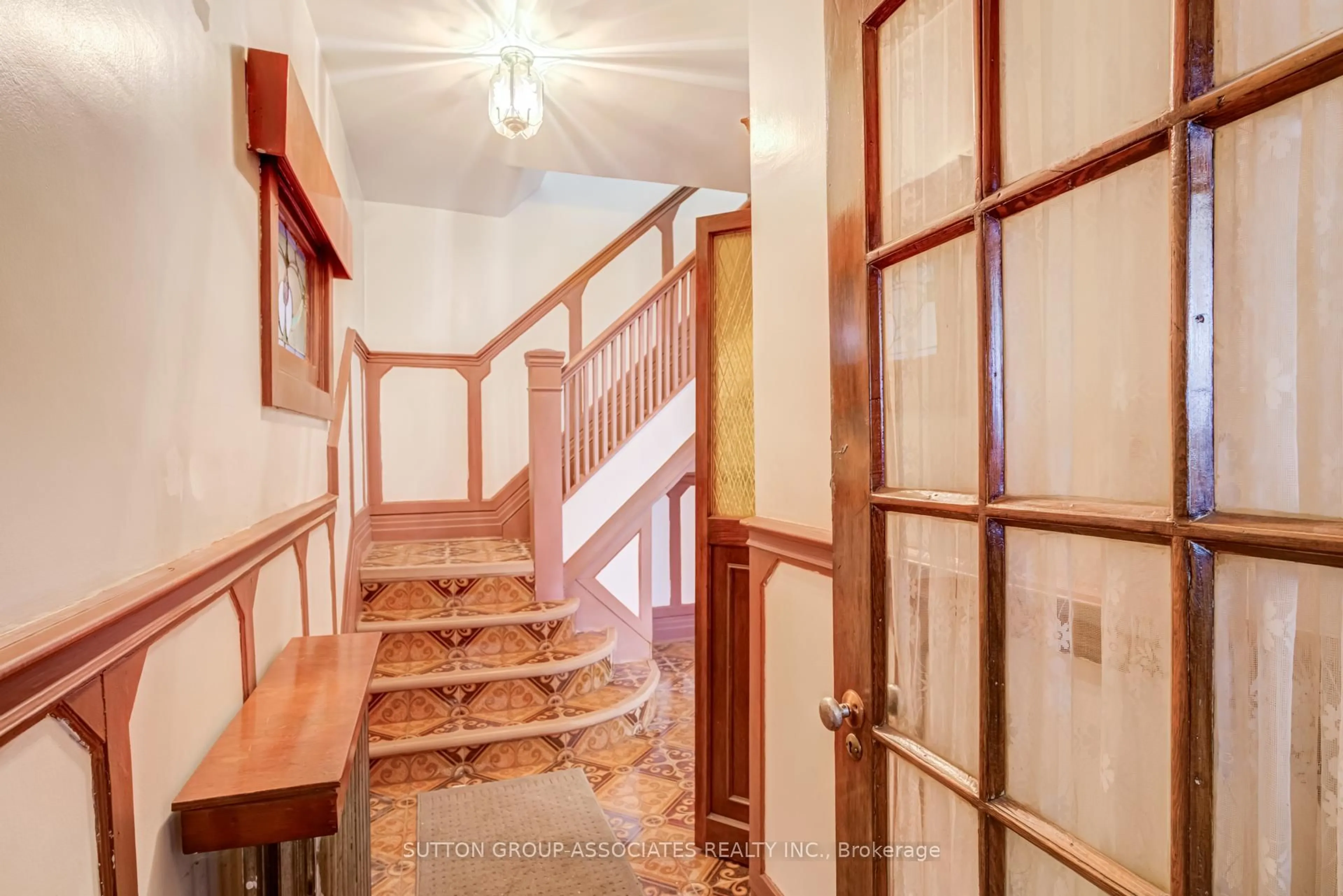 Indoor foyer for 97 Pendrith St, Toronto Ontario M6G 1R8