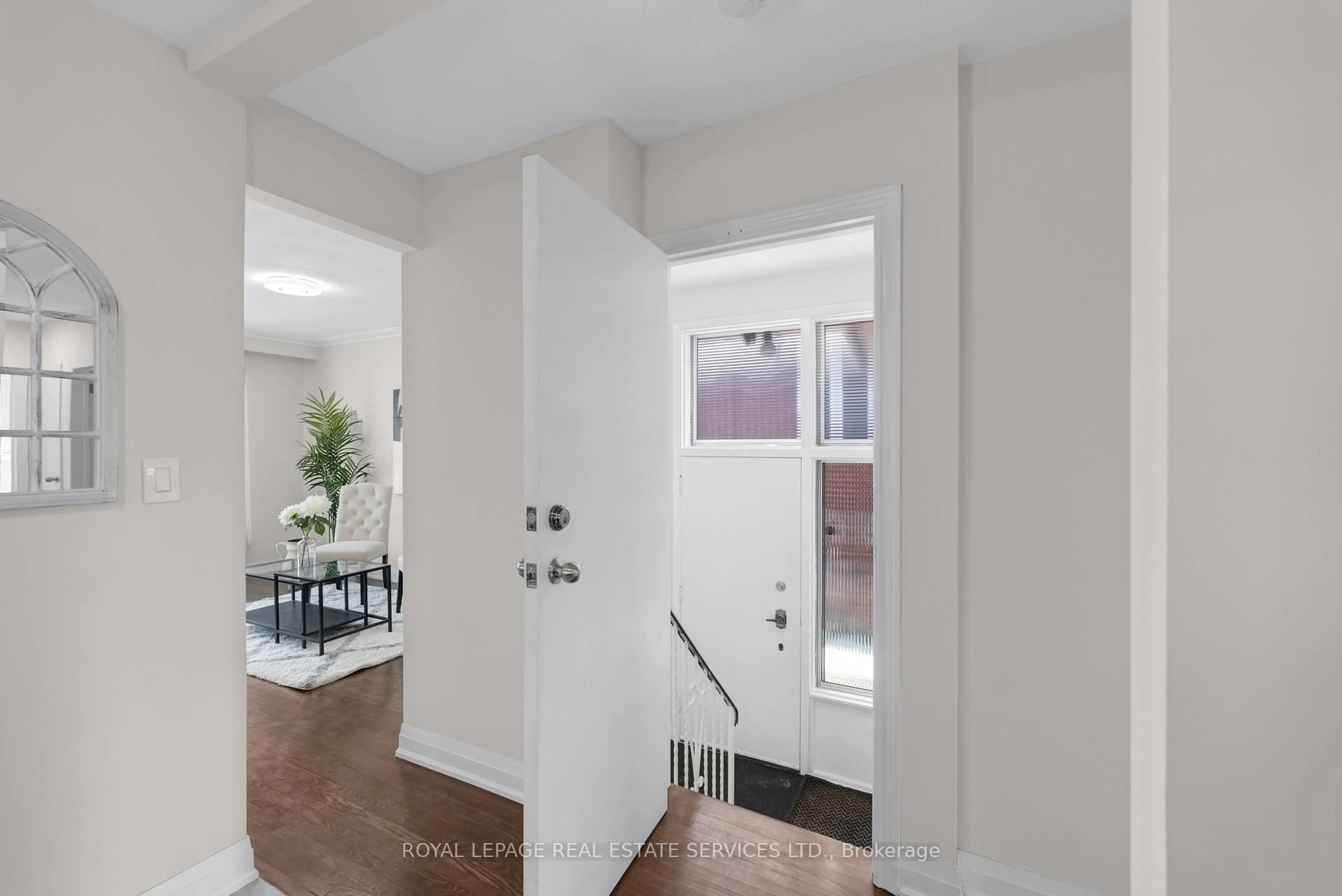 Indoor entryway for 1038 Alexandra Ave, Mississauga Ontario L5E 1Z8