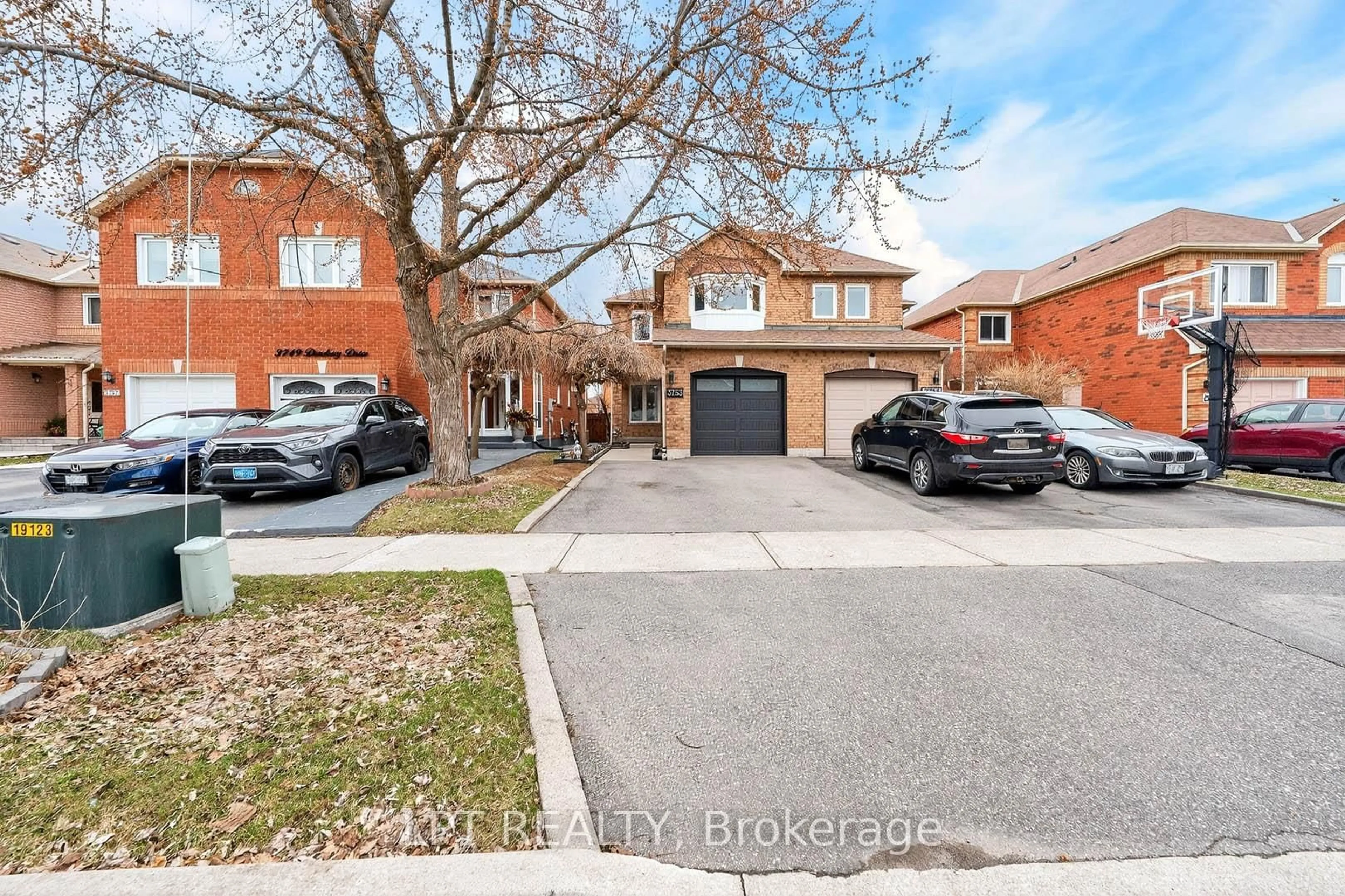 A pic from outside/outdoor area/front of a property/back of a property/a pic from drone, street for 3753 Densbury Dr, Mississauga Ontario L5N 6Z2