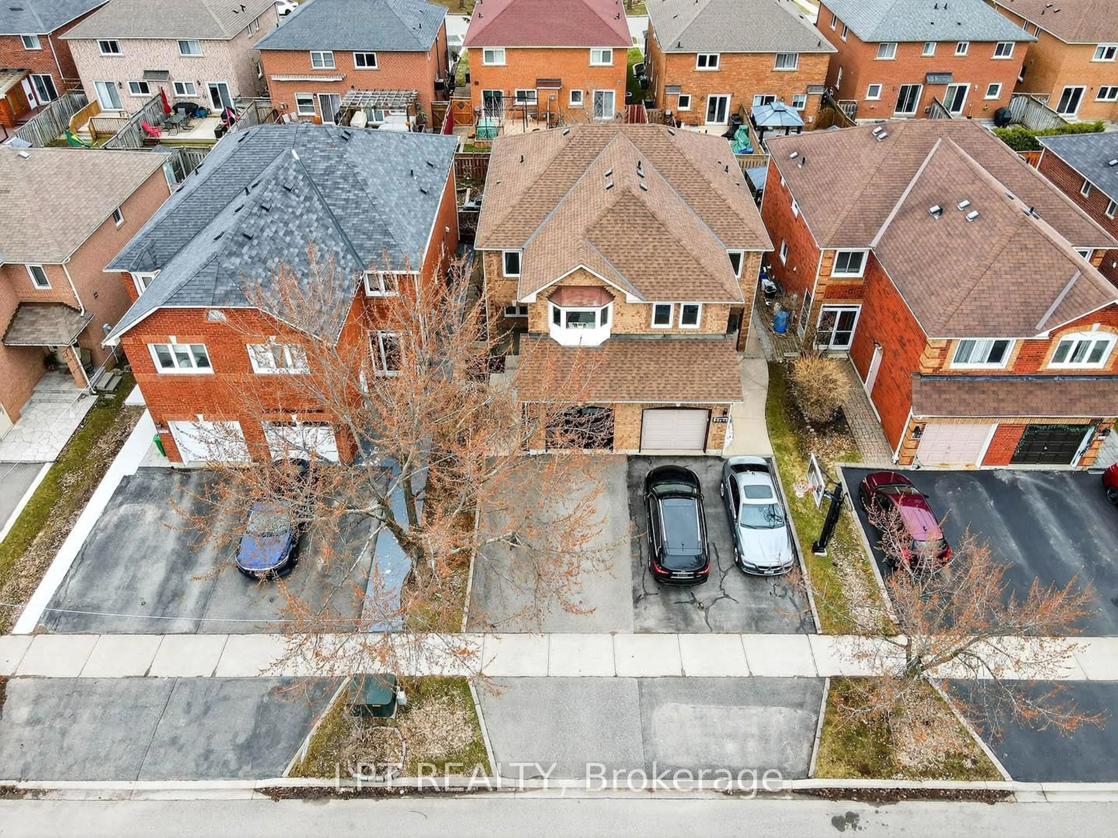 A pic from outside/outdoor area/front of a property/back of a property/a pic from drone, street for 3753 Densbury Dr, Mississauga Ontario L5N 6Z2