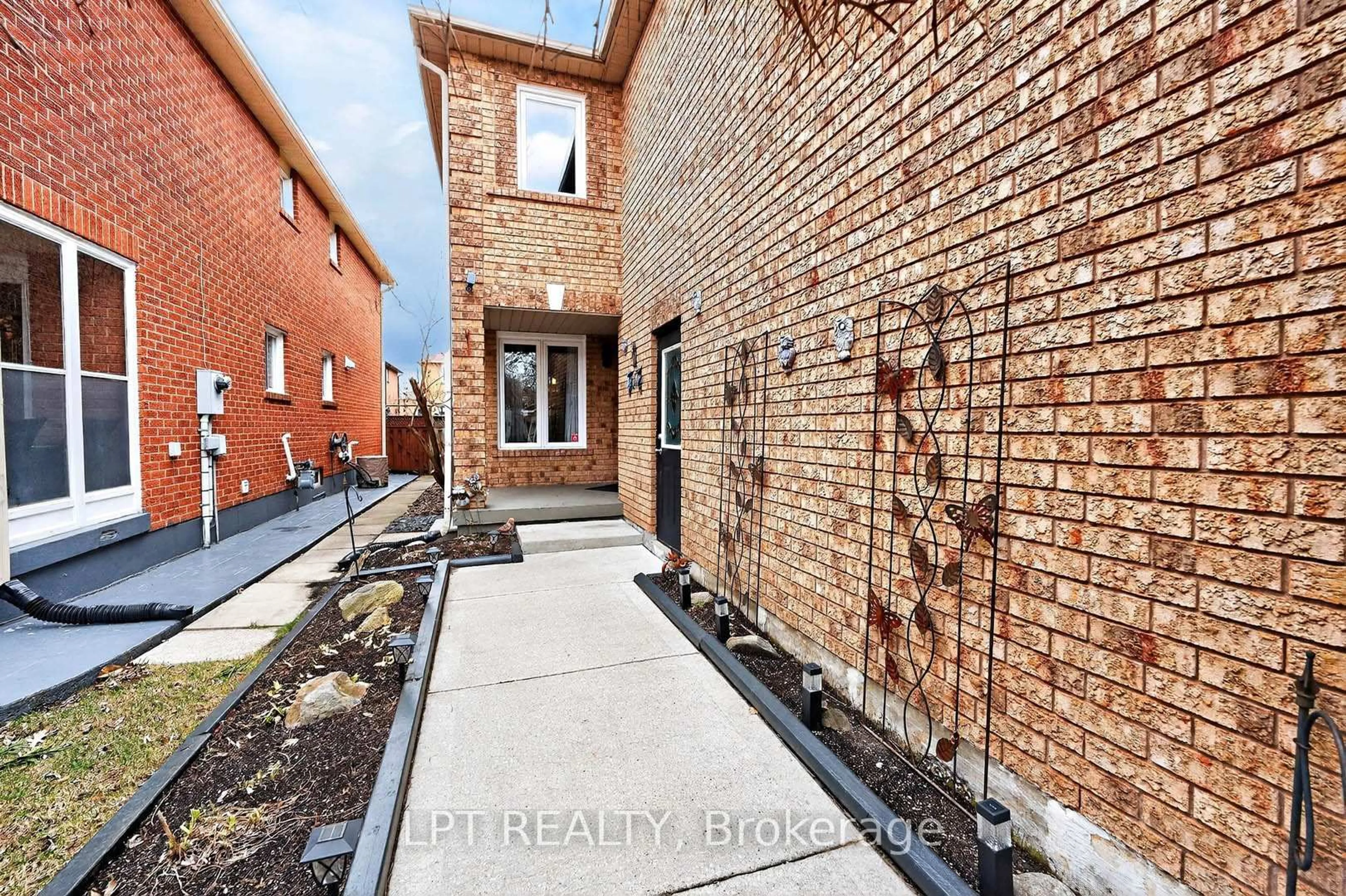 Home with brick exterior material, street for 3753 Densbury Dr, Mississauga Ontario L5N 6Z2