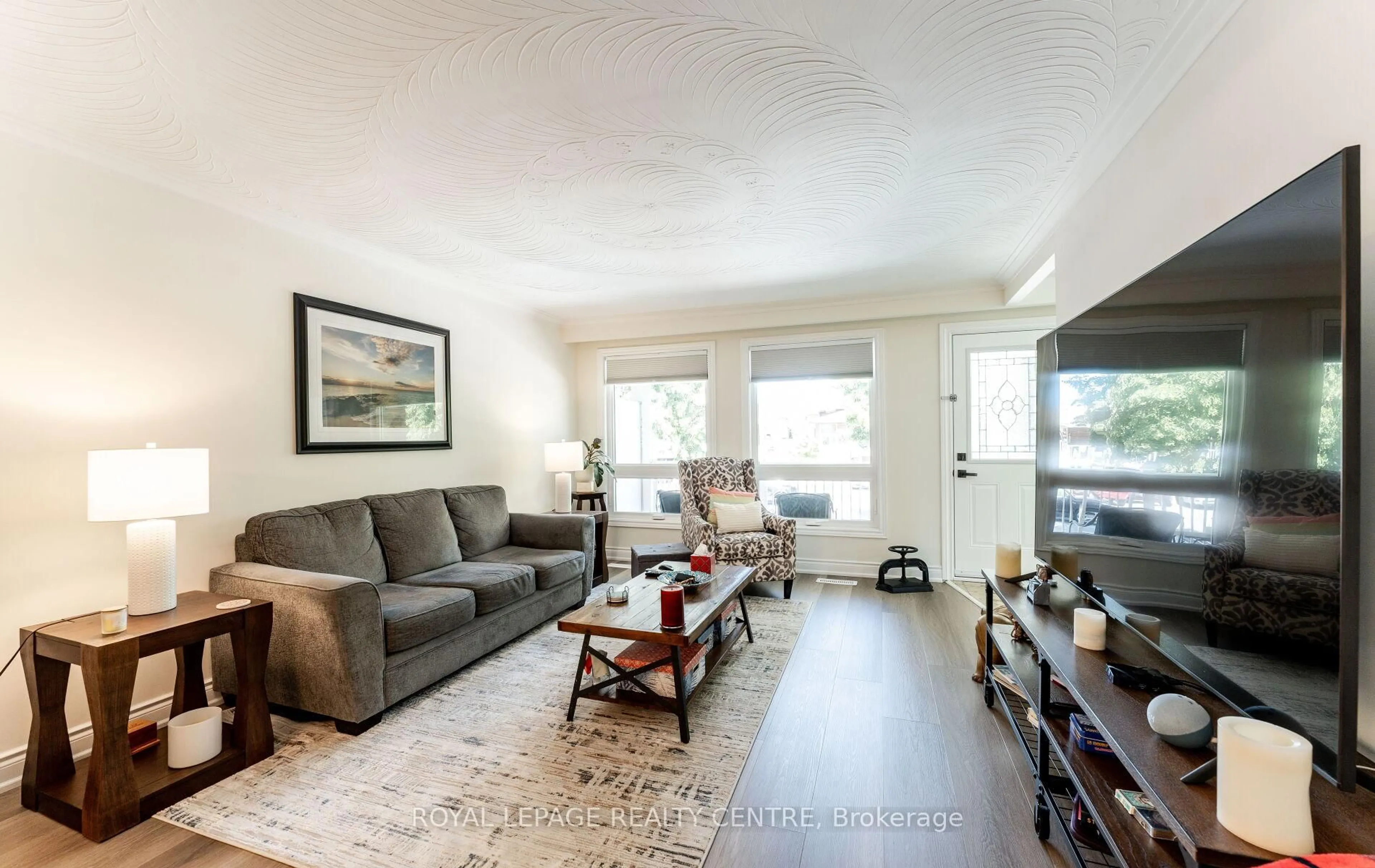 Living room with furniture, wood/laminate floor for 540 Cavell Dr, Mississauga Ontario L5B 2N9