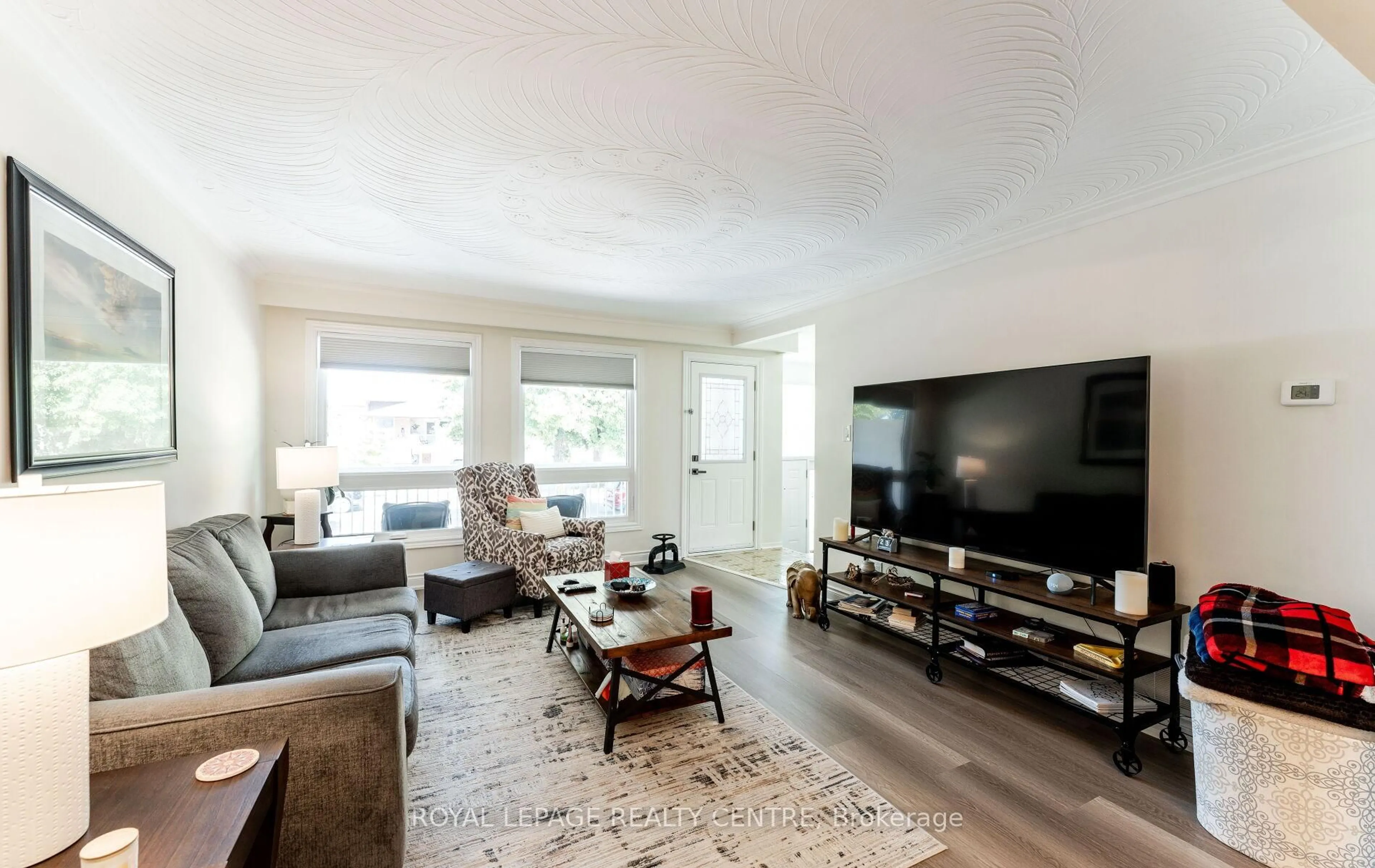 Living room with furniture, unknown for 540 Cavell Dr, Mississauga Ontario L5B 2N9