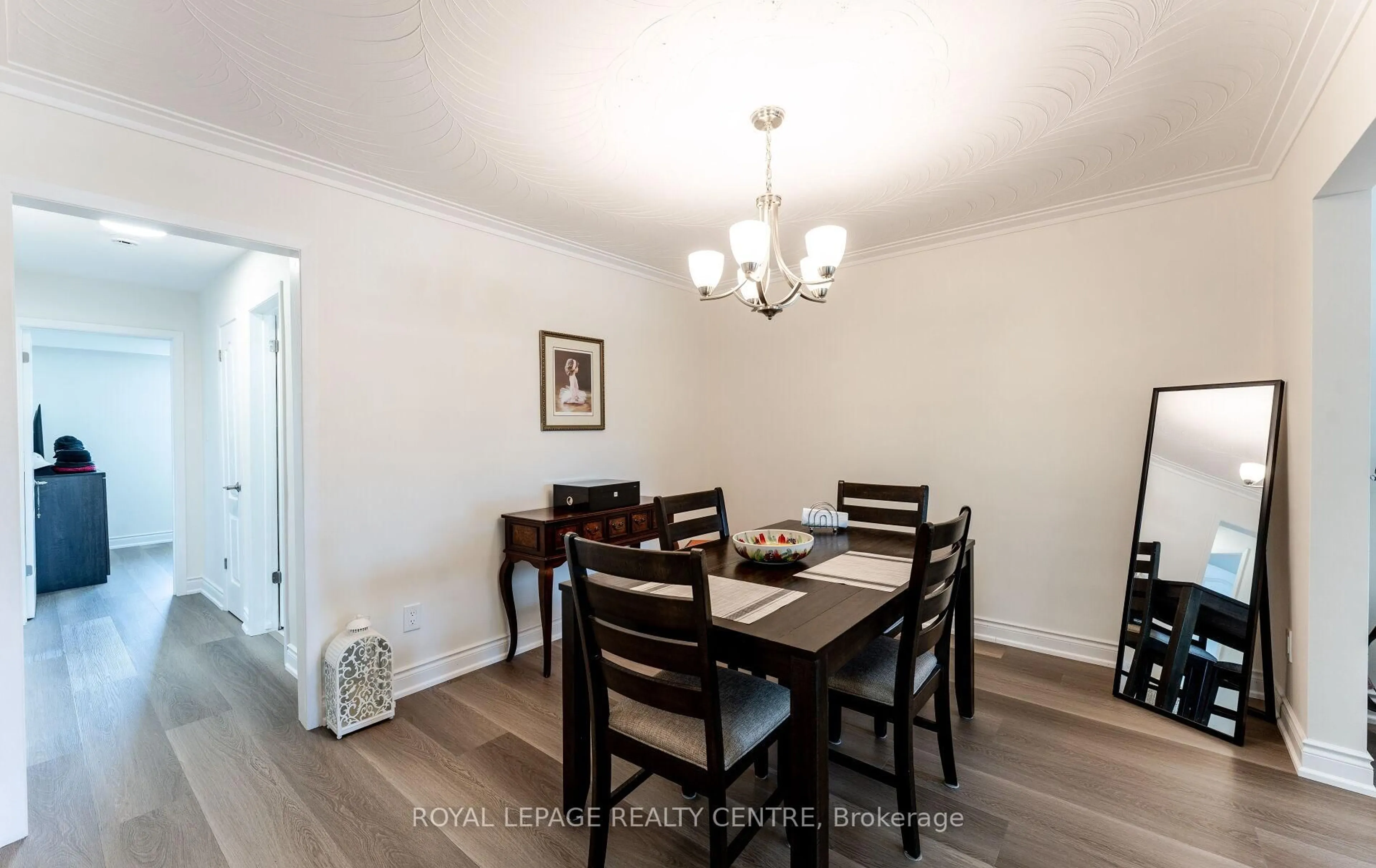 Dining room, wood/laminate floor for 540 Cavell Dr, Mississauga Ontario L5B 2N9