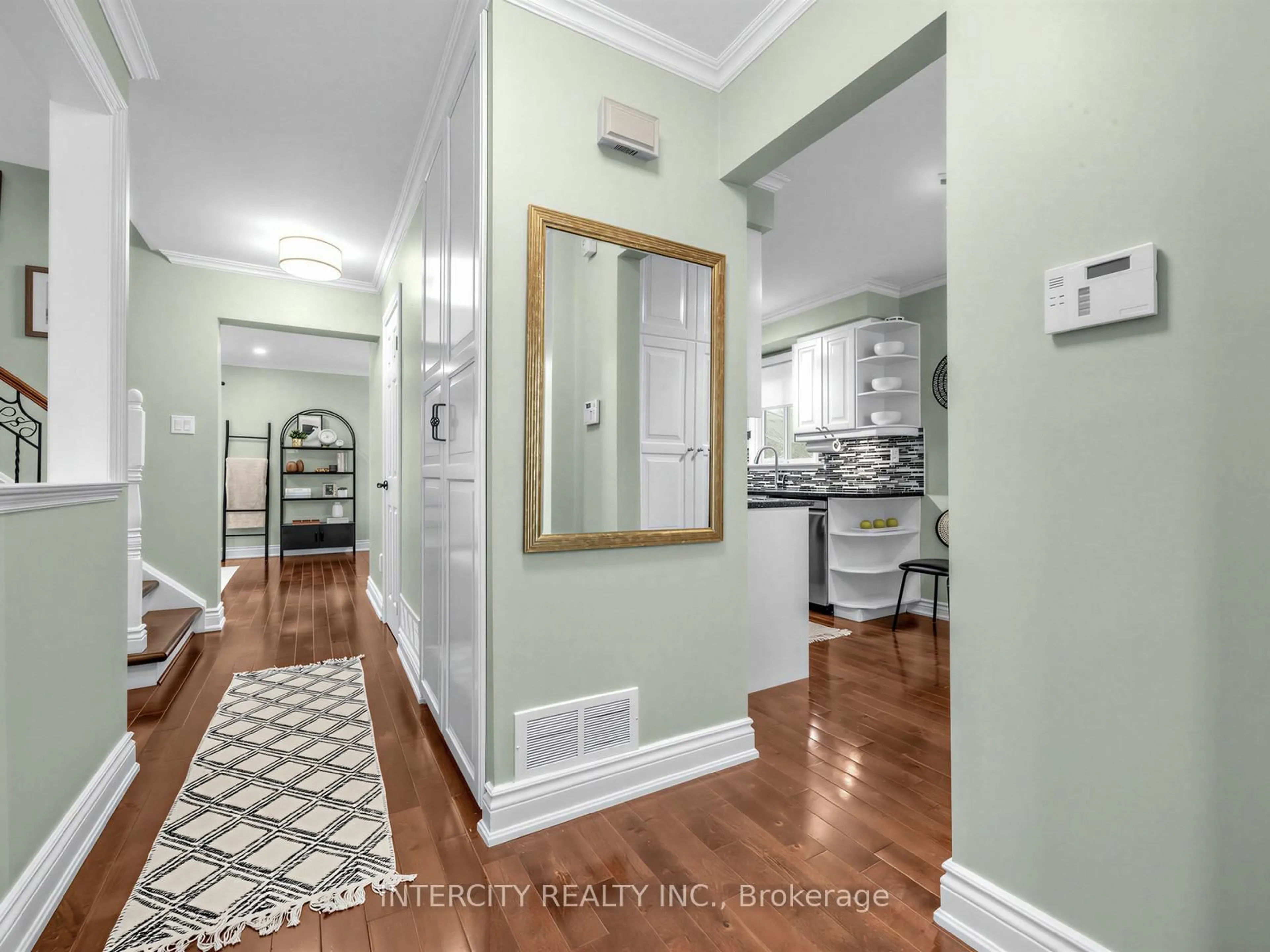 Indoor entryway for 3976 Taffey Cres, Mississauga Ontario L5L 2A7