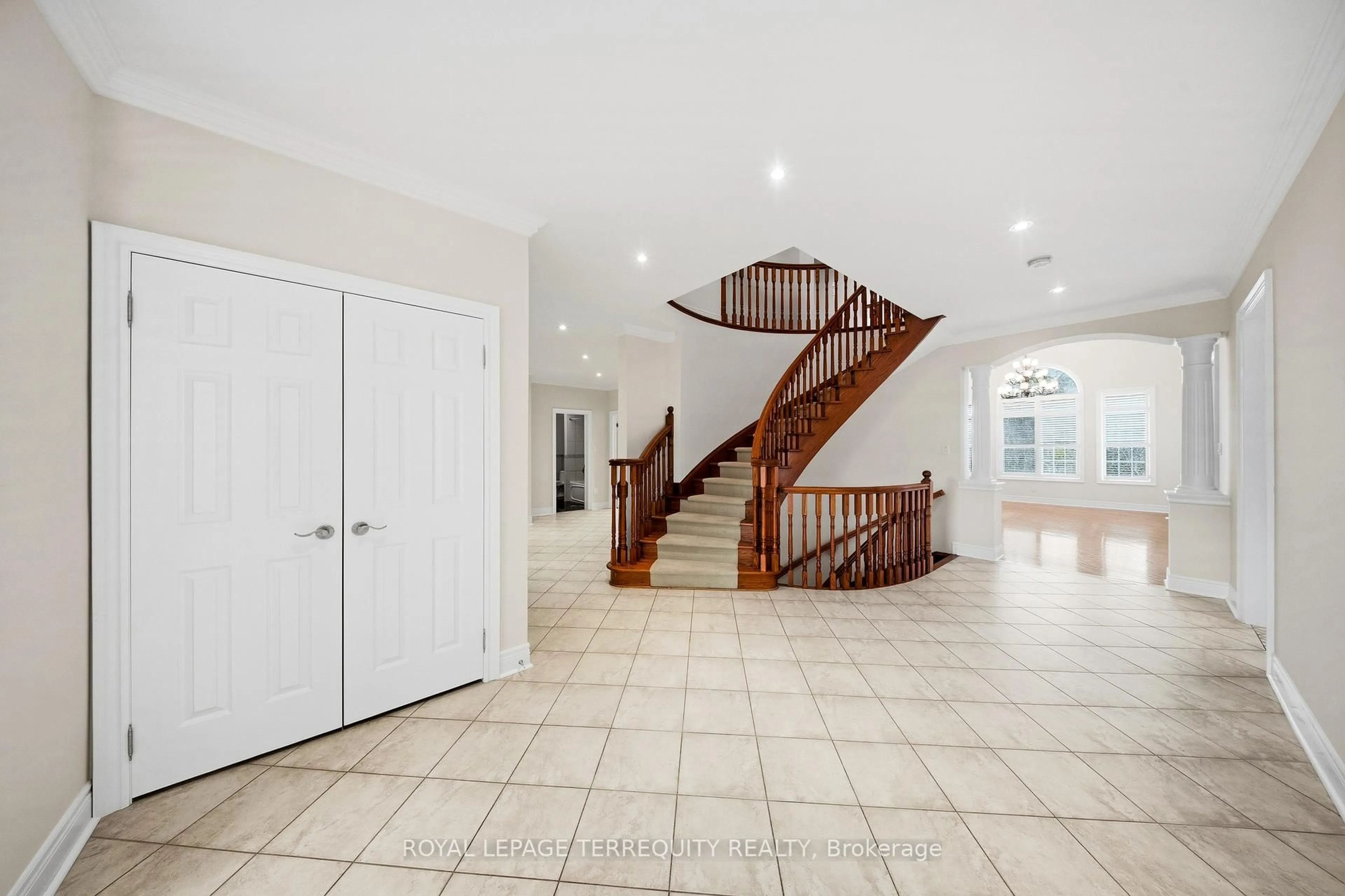 Indoor foyer for 6445 Western Skies Way, Mississauga Ontario L5W 1H6