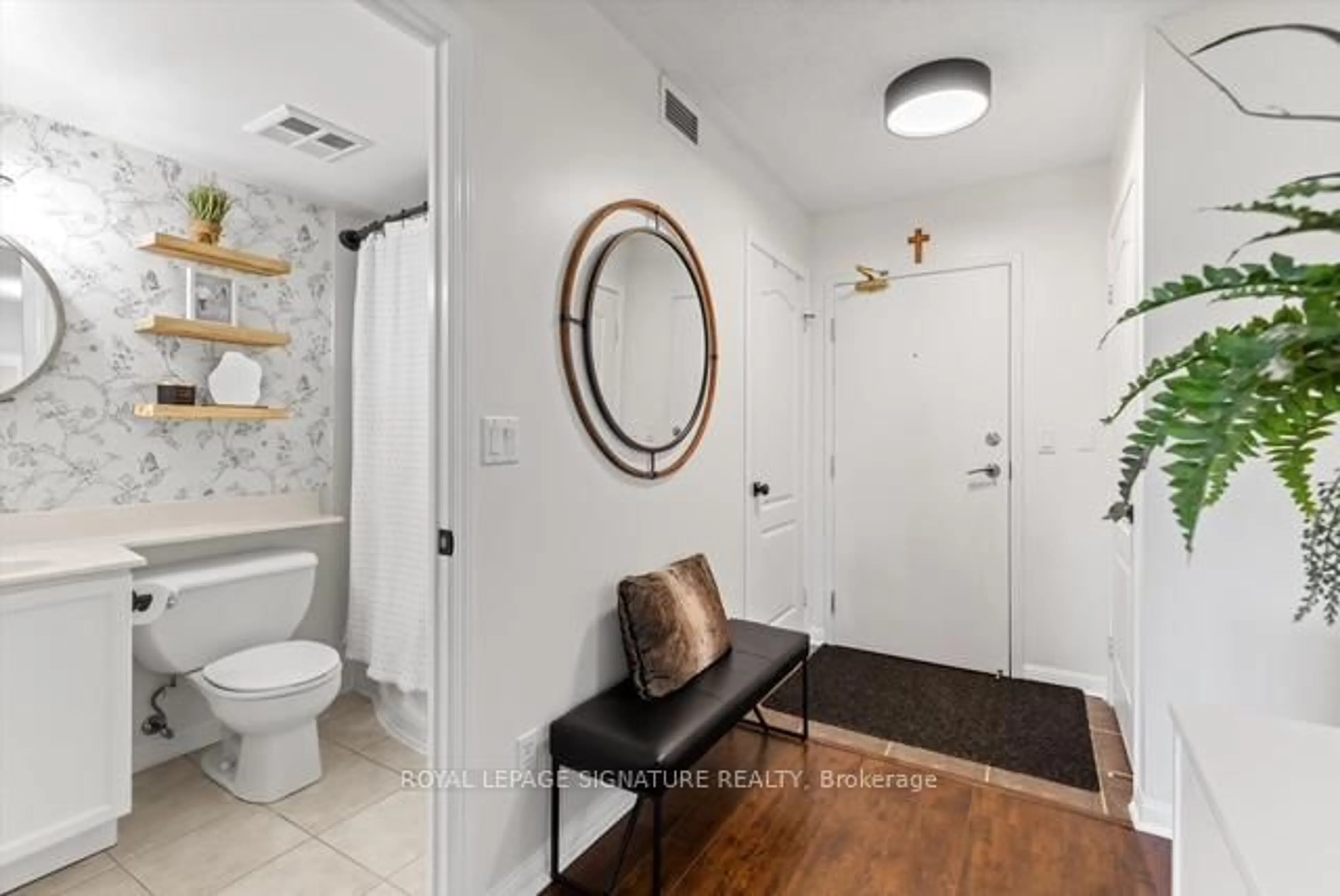 Indoor entryway for 1150 Parkwest Pl #207, Mississauga Ontario L5E 3K4