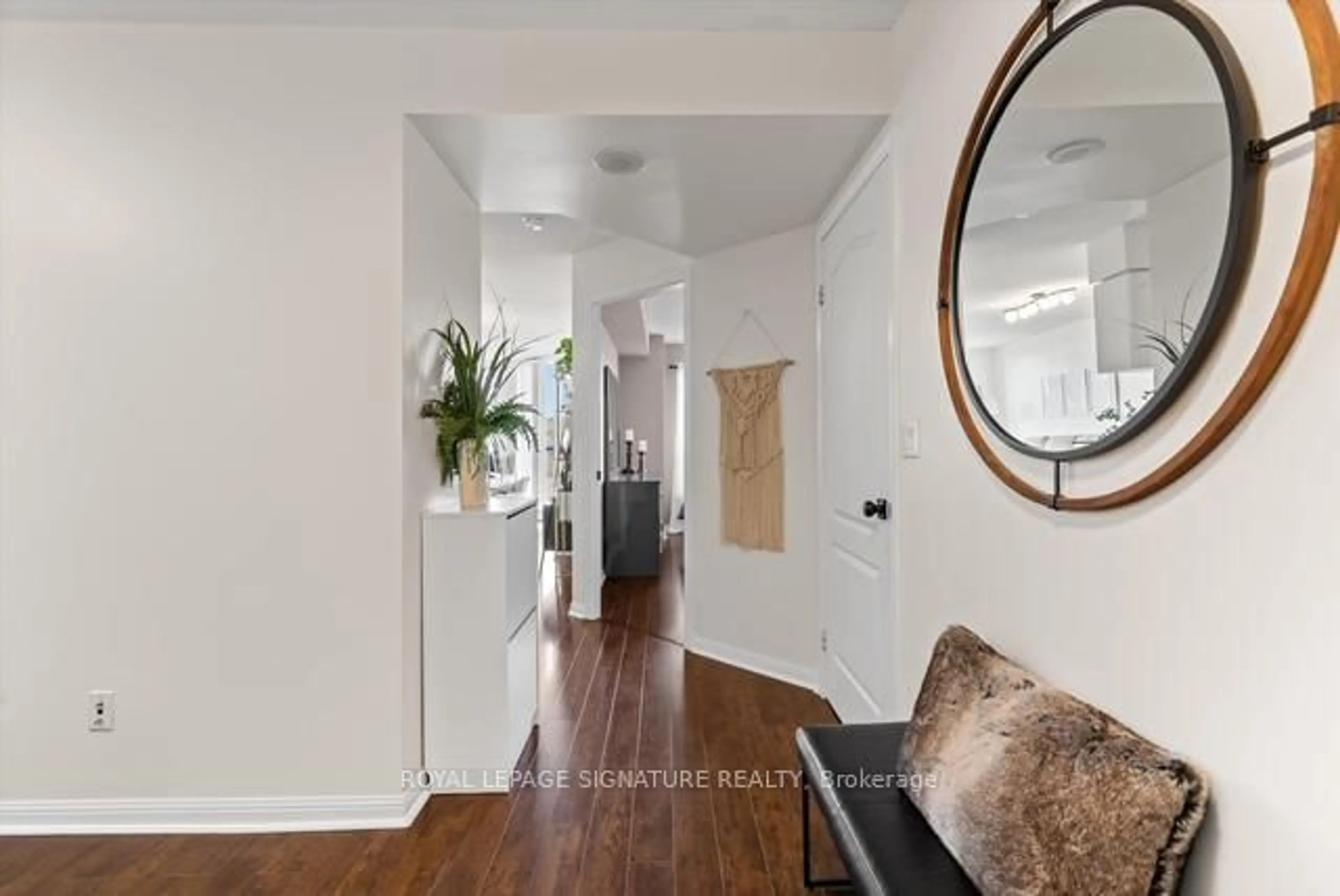 Indoor entryway for 1150 Parkwest Pl #207, Mississauga Ontario L5E 3K4