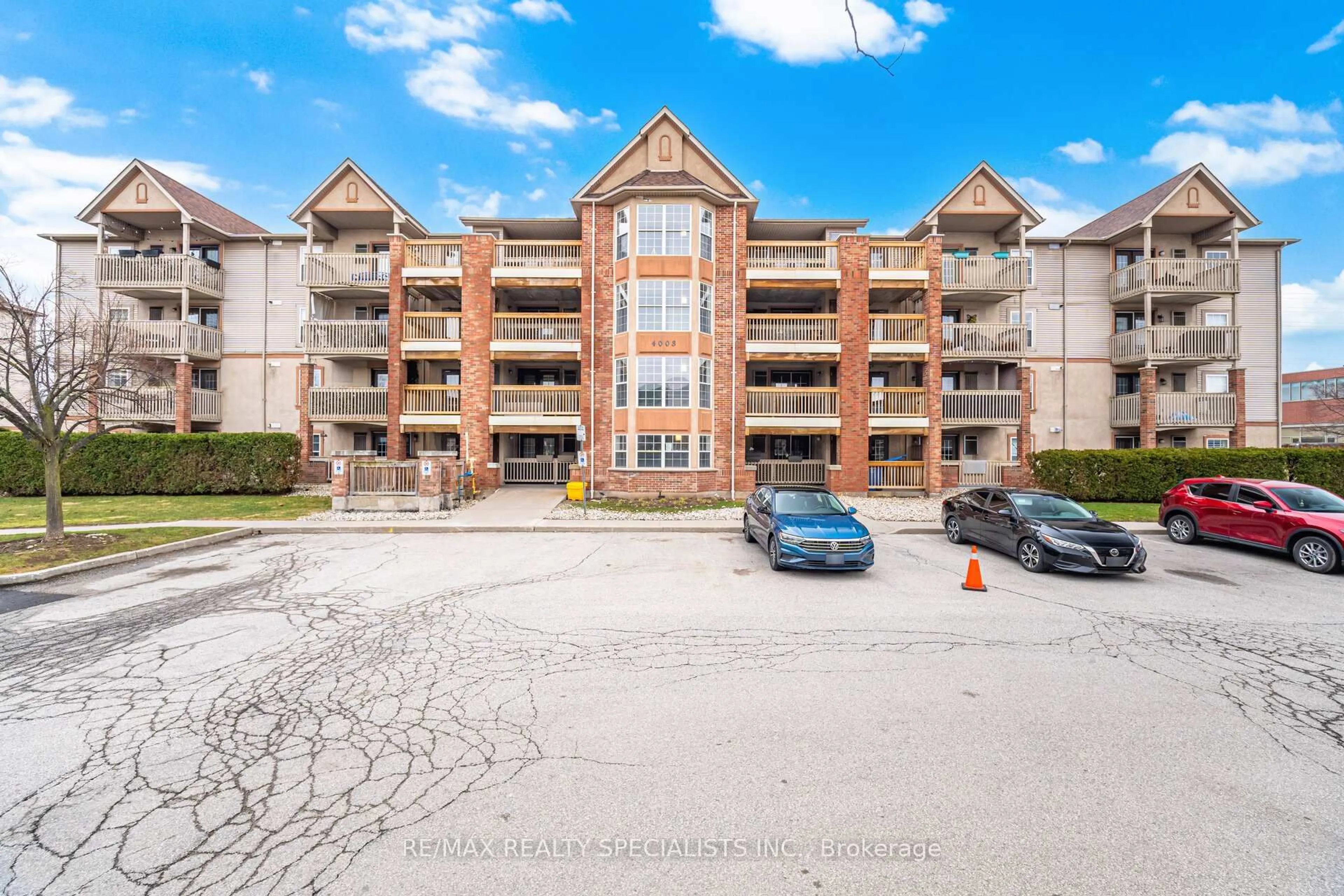 A pic from outside/outdoor area/front of a property/back of a property/a pic from drone, building for 4003 Kilmer Dr #305, Burlington Ontario L7M 4M1