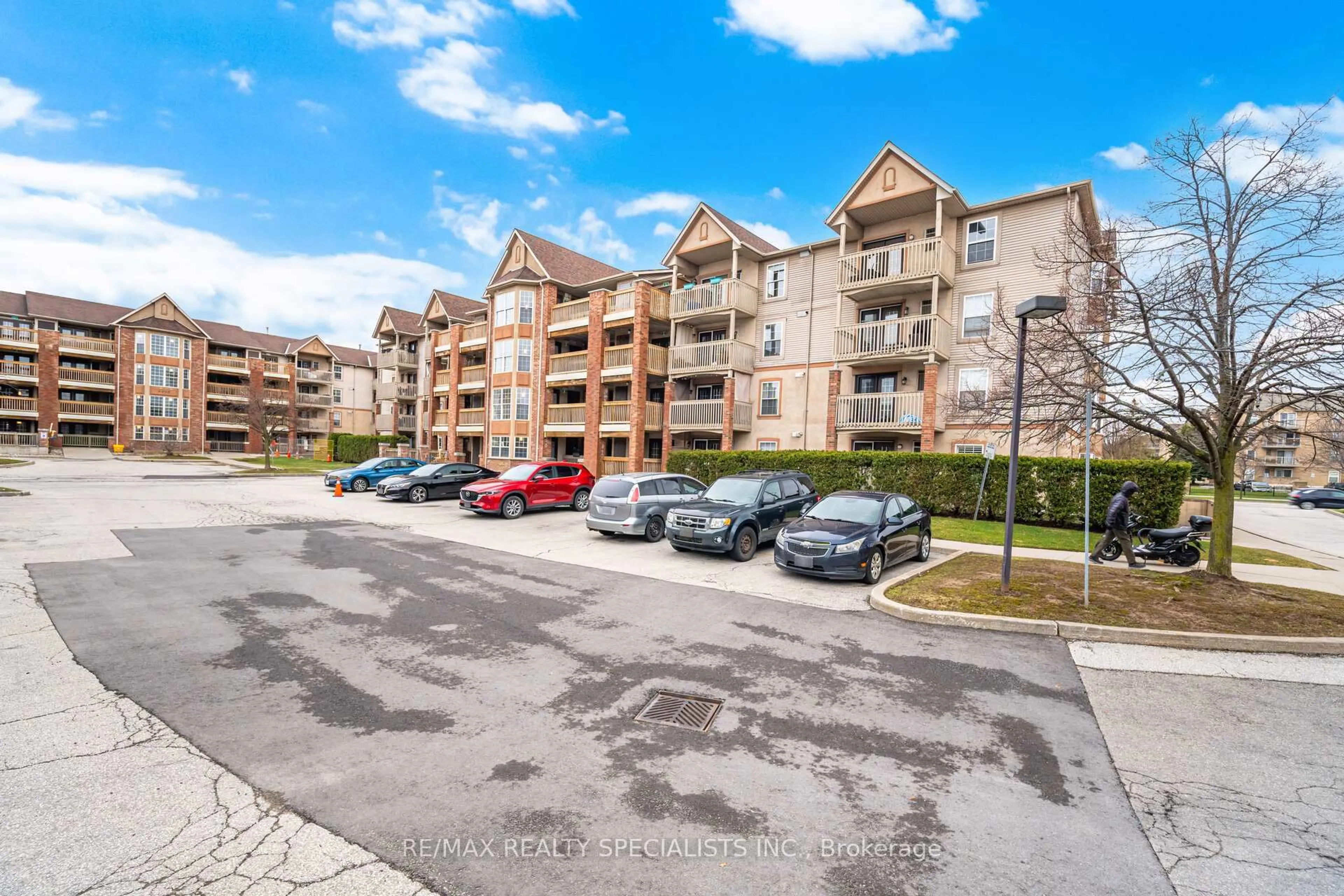 A pic from outside/outdoor area/front of a property/back of a property/a pic from drone, street for 4003 Kilmer Dr #305, Burlington Ontario L7M 4M1