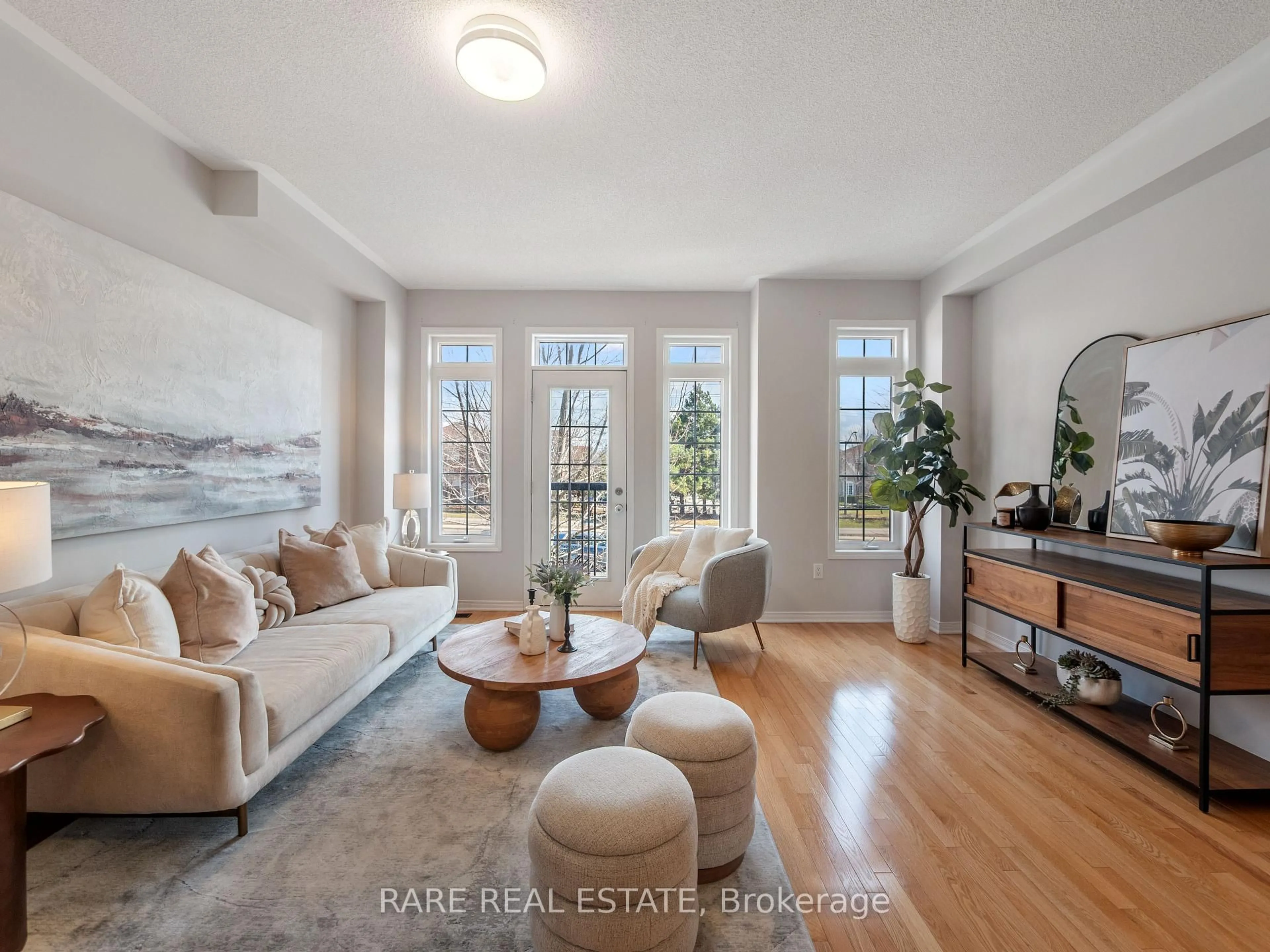 Living room with furniture, unknown for 7182 Triumph Lane, Mississauga Ontario L5N 0C5