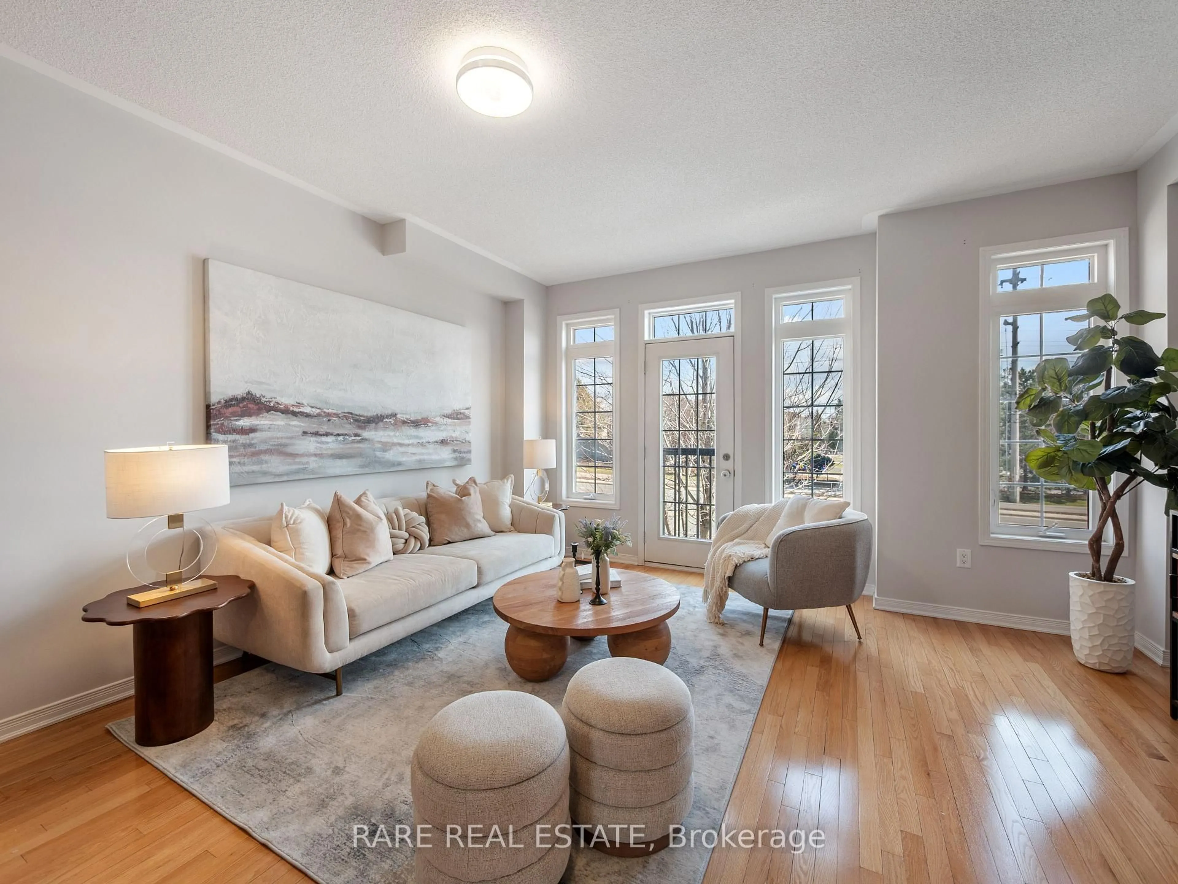 Living room with furniture, unknown for 7182 Triumph Lane, Mississauga Ontario L5N 0C5