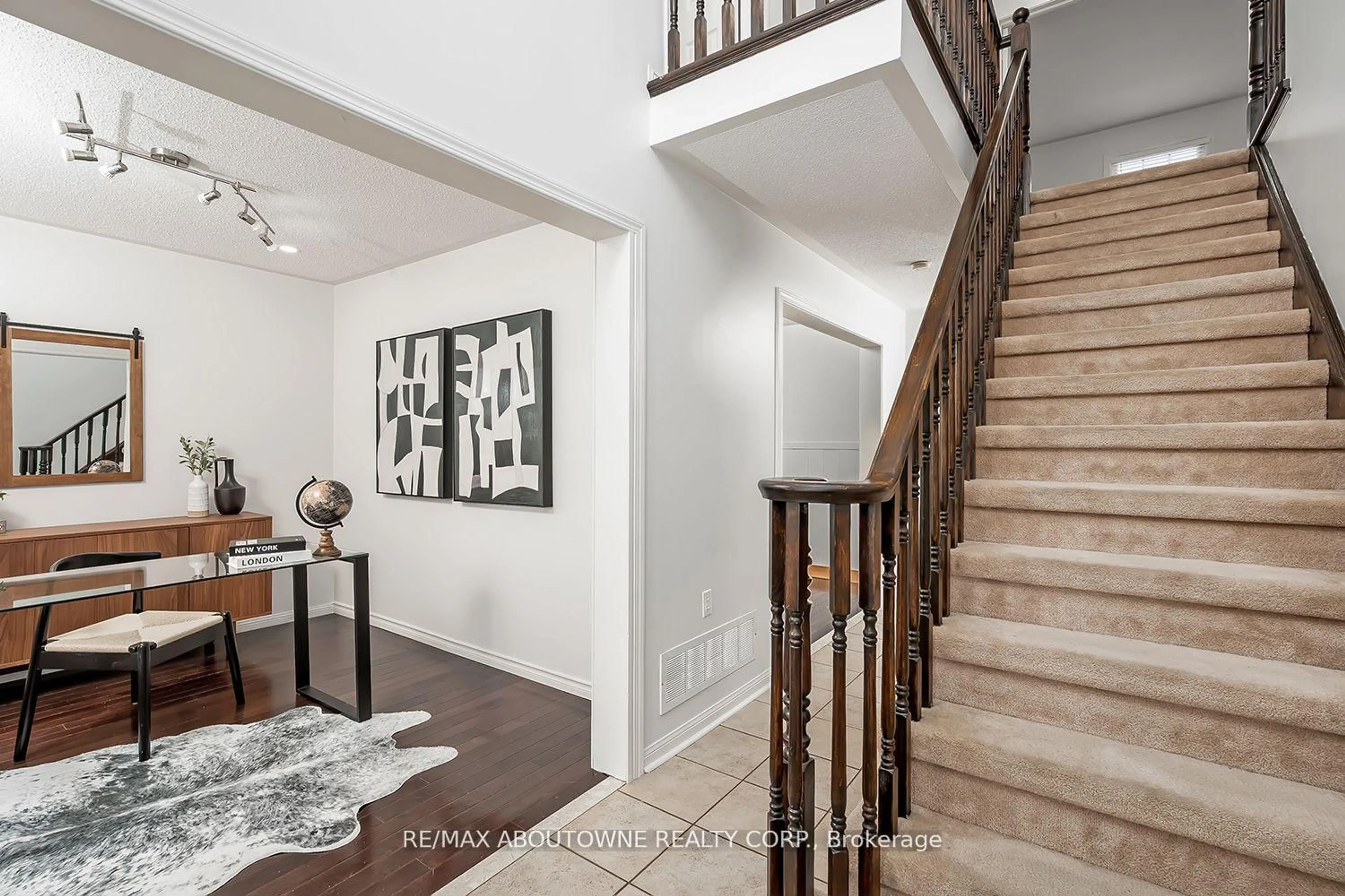 Indoor entryway for 599 Caverhill Cres, Milton Ontario L9T 5K1